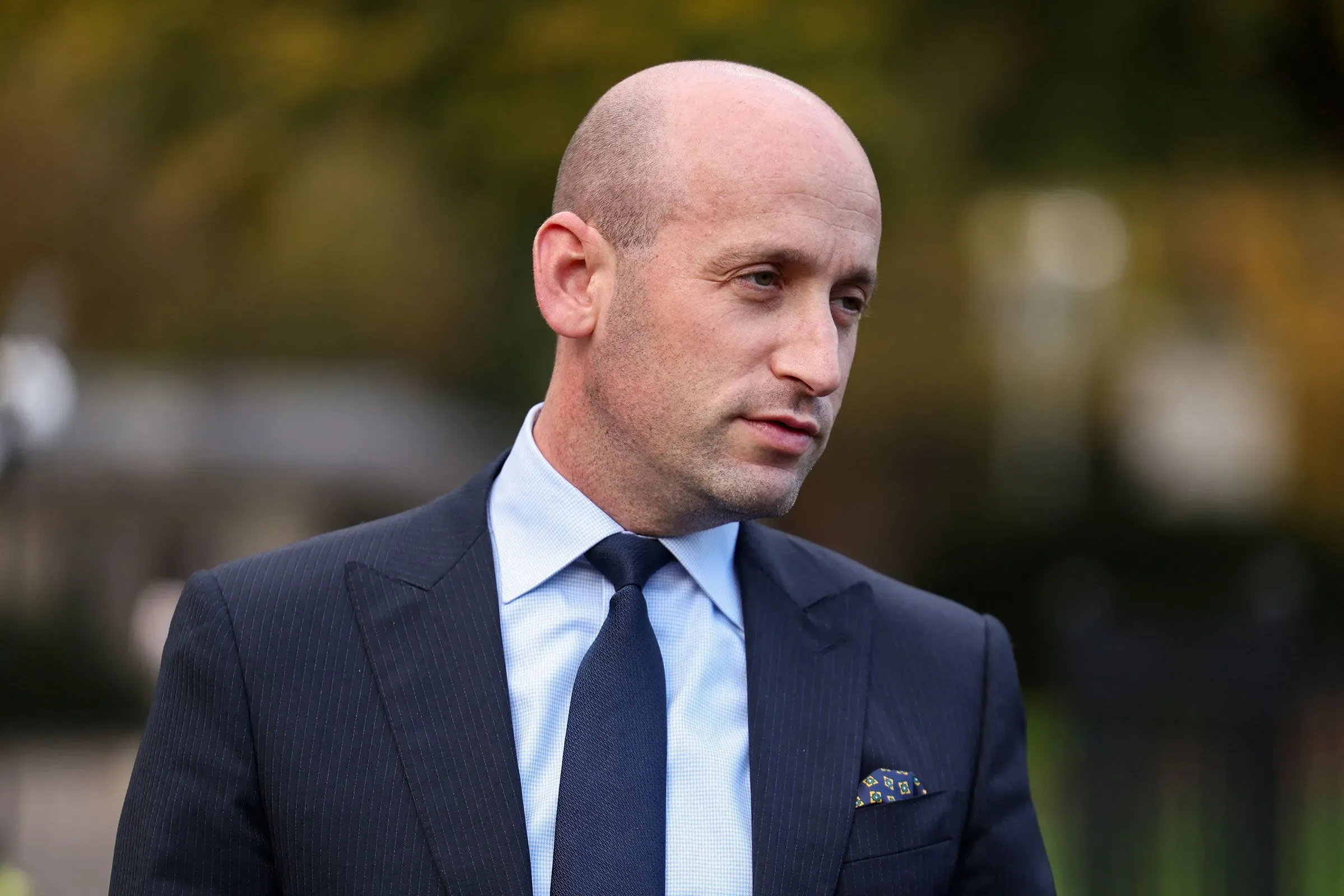 ستيفن ميلر، كبير موظفي البيت الأبيض للشؤون السياسية، يتحدث في مؤتمر صحفي، مع التركيز على قضايا الهجرة وتهريب الأطفال.