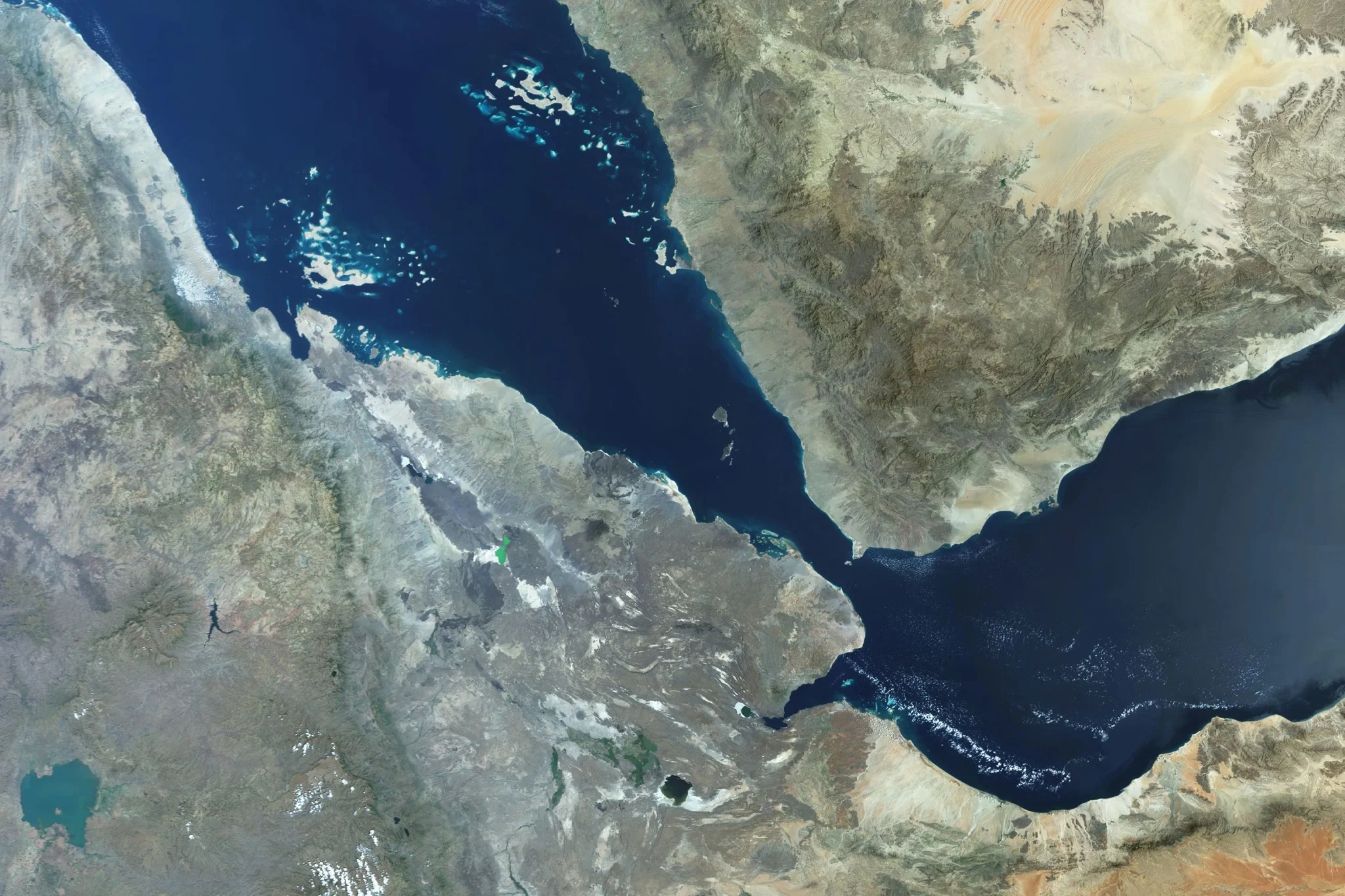 صورة فضائية لمضيق باب المندب الاستراتيجي بين البحر الأحمر وخليج عدن، مركز التوترات الإقليمية والتجارة الدولية.