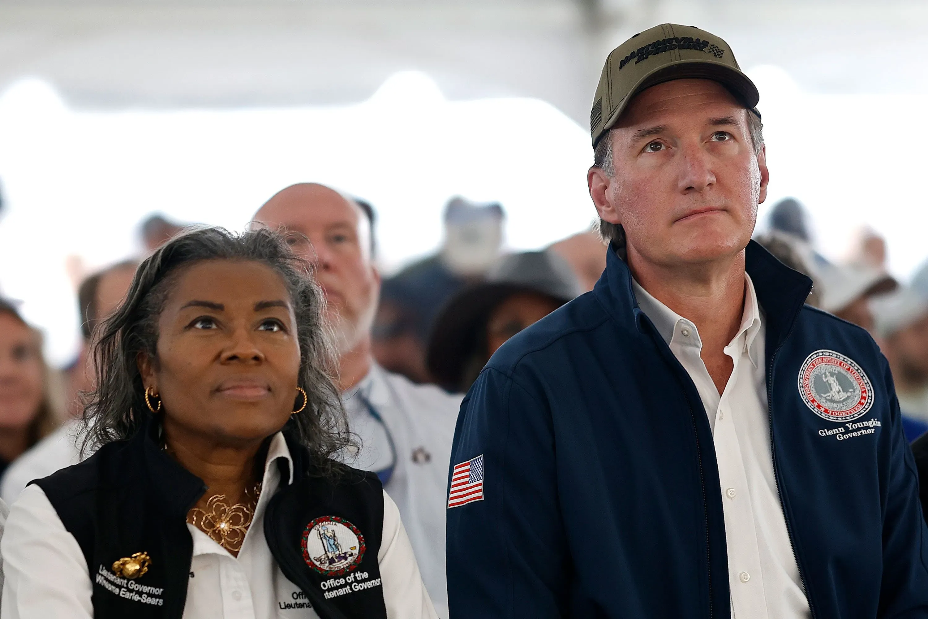 وينسوم إيرل سيرز، نائبة حاكم فيرجينيا، تتحدث أمام حشد من المؤيدين في مطعم فلبيني، مع التركيز على رسالتها الانتخابية.