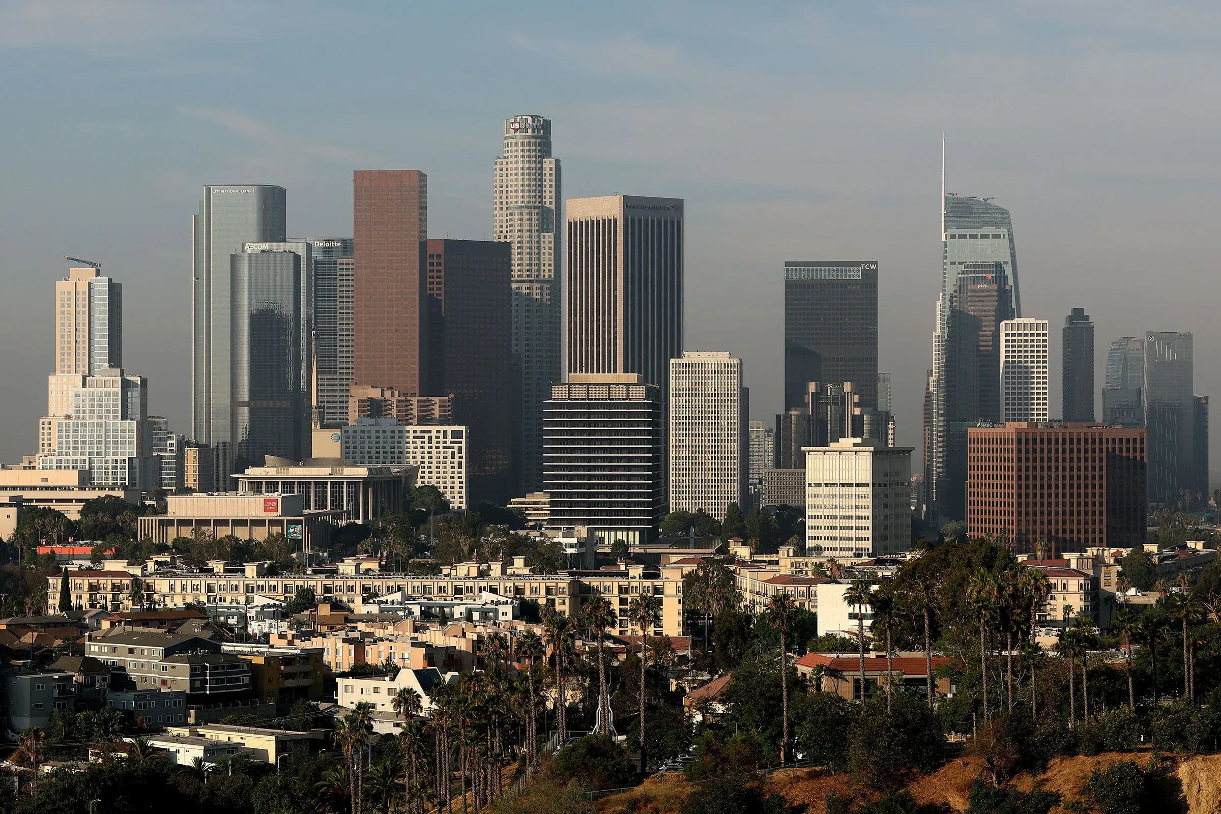 أفق مدينة لوس أنجلوس يظهر ناطحات السحاب والمباني الحديثة، مما يعكس الحياة الحضرية النابضة في المدينة.