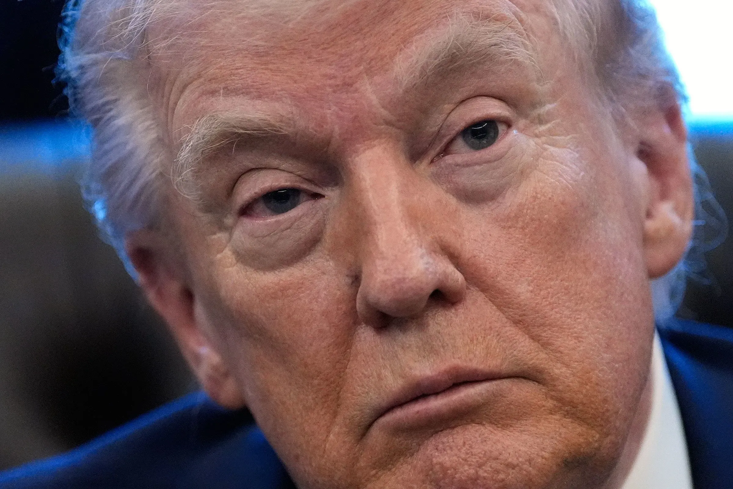 لقطة قريبة لوجه دونالد ترامب، تعكس تعابير الجدية والتفكير خلال مقابلة تتعلق بالاقتصاد والتضخم.