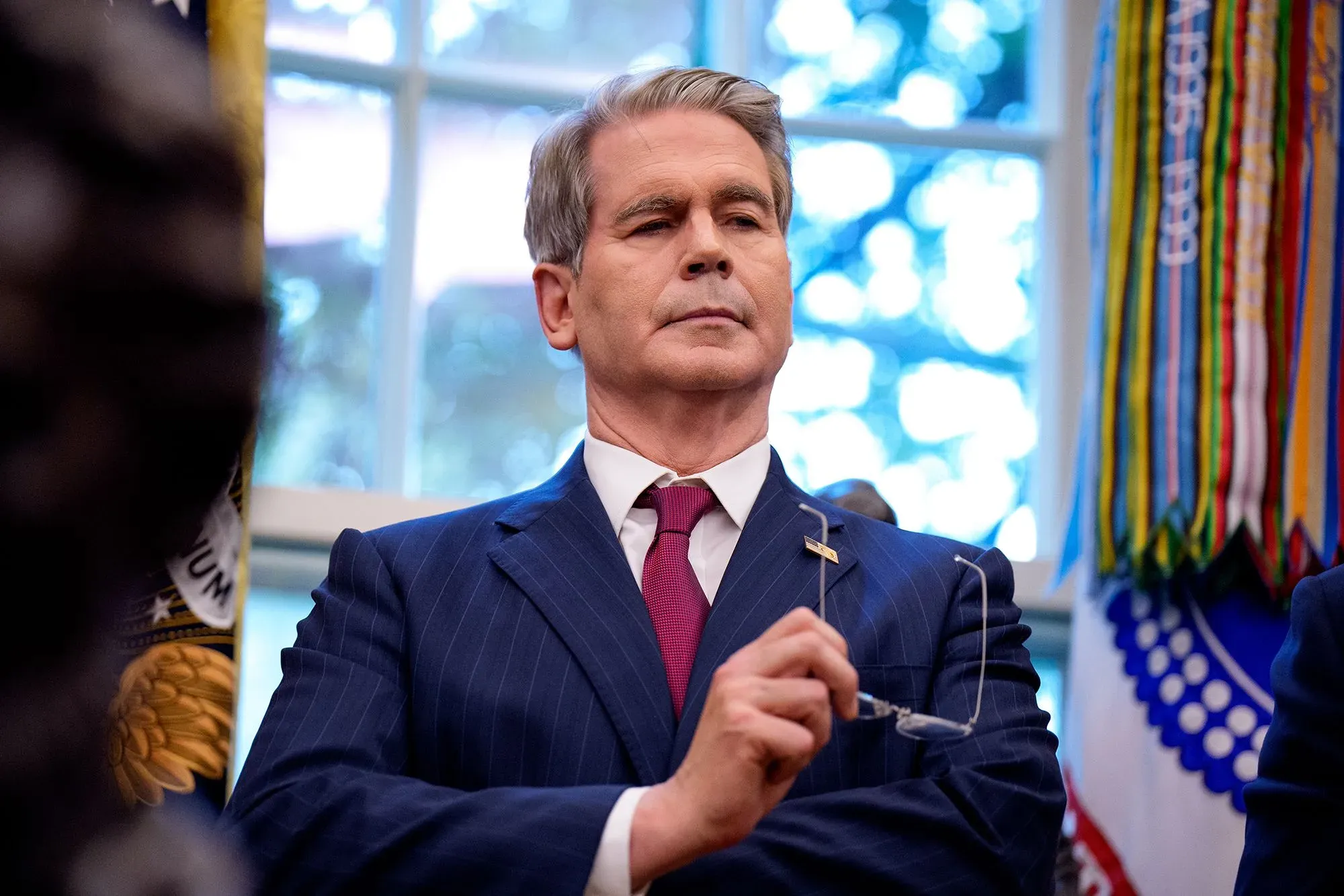 وزير الخزانة الأمريكي سكوت بيسنت يتحدث في اجتماع، مع التركيز على خطة إنقاذ الأرجنتين بقيمة 20 مليار دولار وسط أزمة اقتصادية.