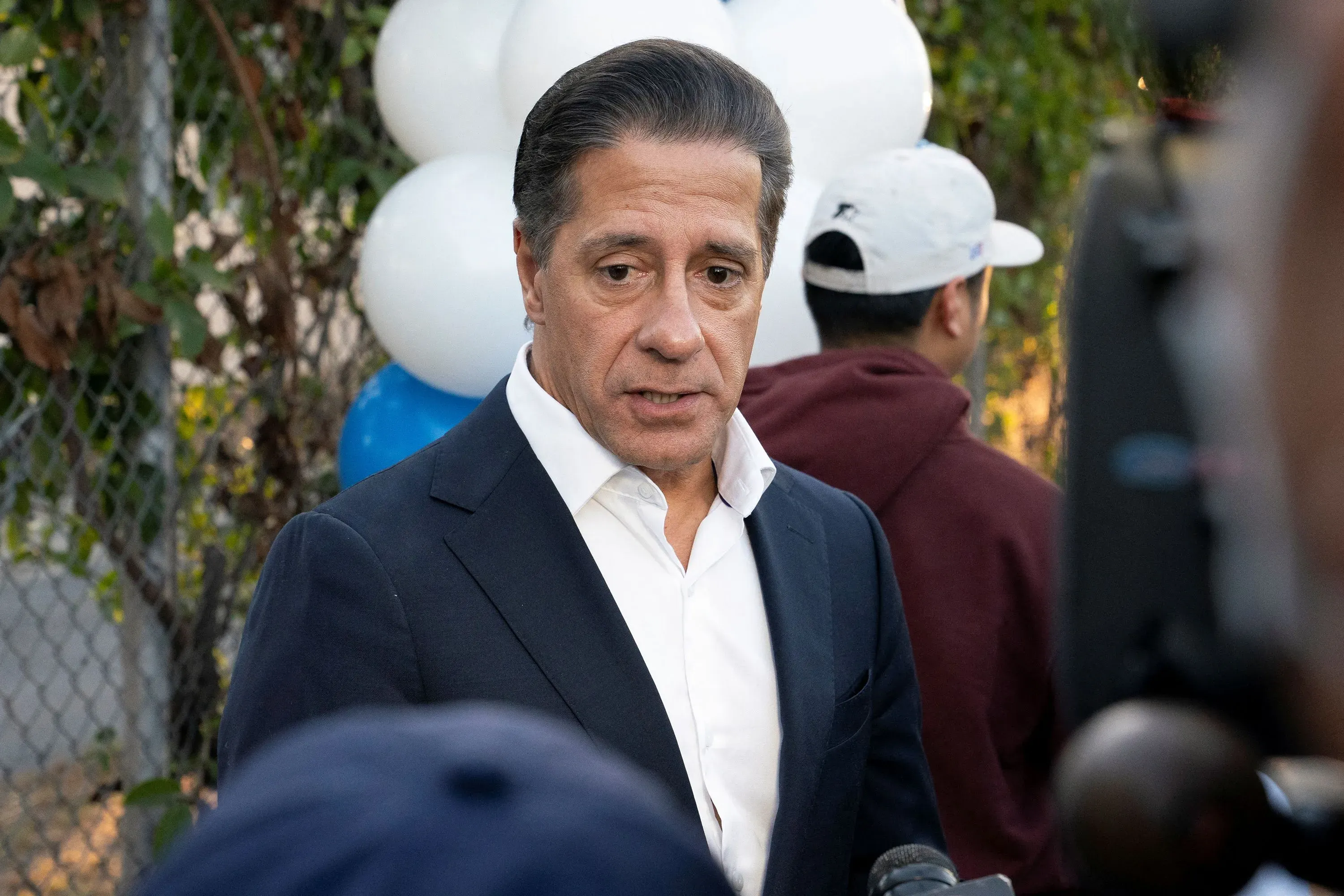 مدير مدارس لوس أنجلوس ألبرتو كارفالهو يتحدث للصحفيين وسط أجواء من التحقيقات الفيدرالية في المنطقة التعليمية.