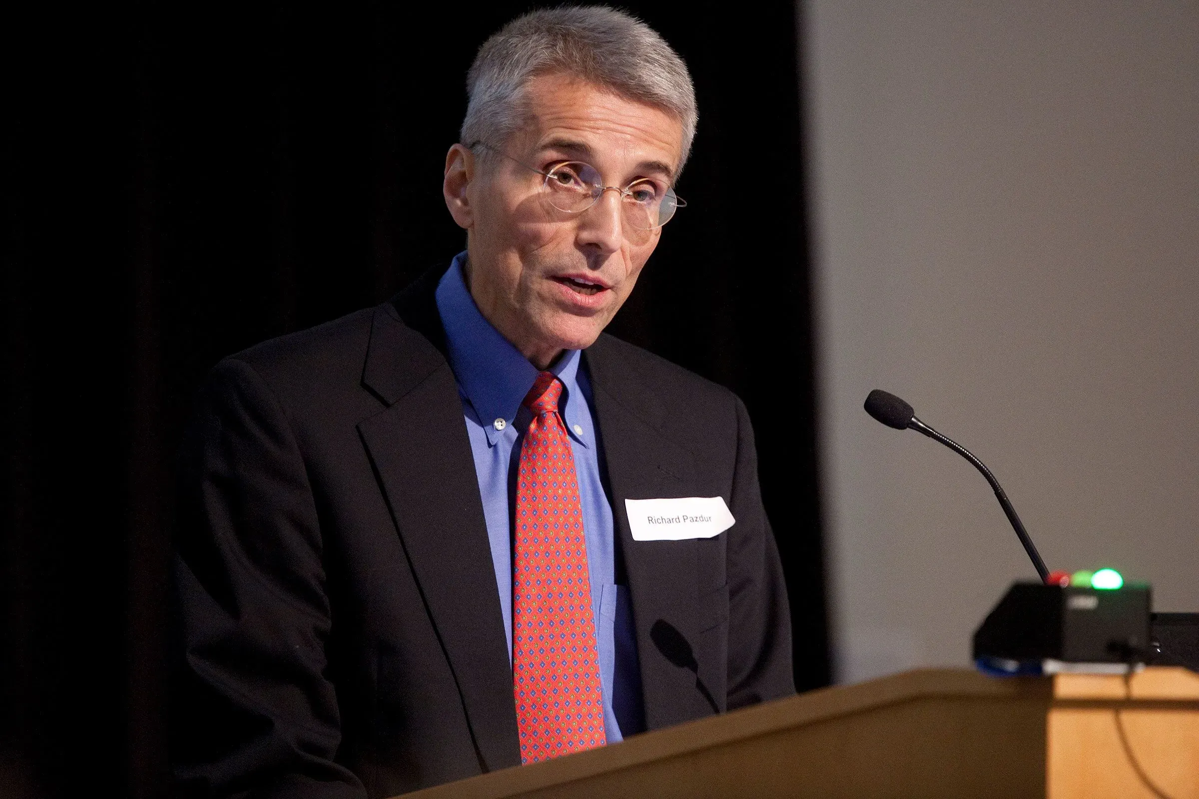 رحيل الدكتور ريتشارد بازدور، الباحث البارز في إدارة الغذاء والدواء، يثير قلقًا بشأن استقرار مراجعات الأدوية وثقة الصناعة.