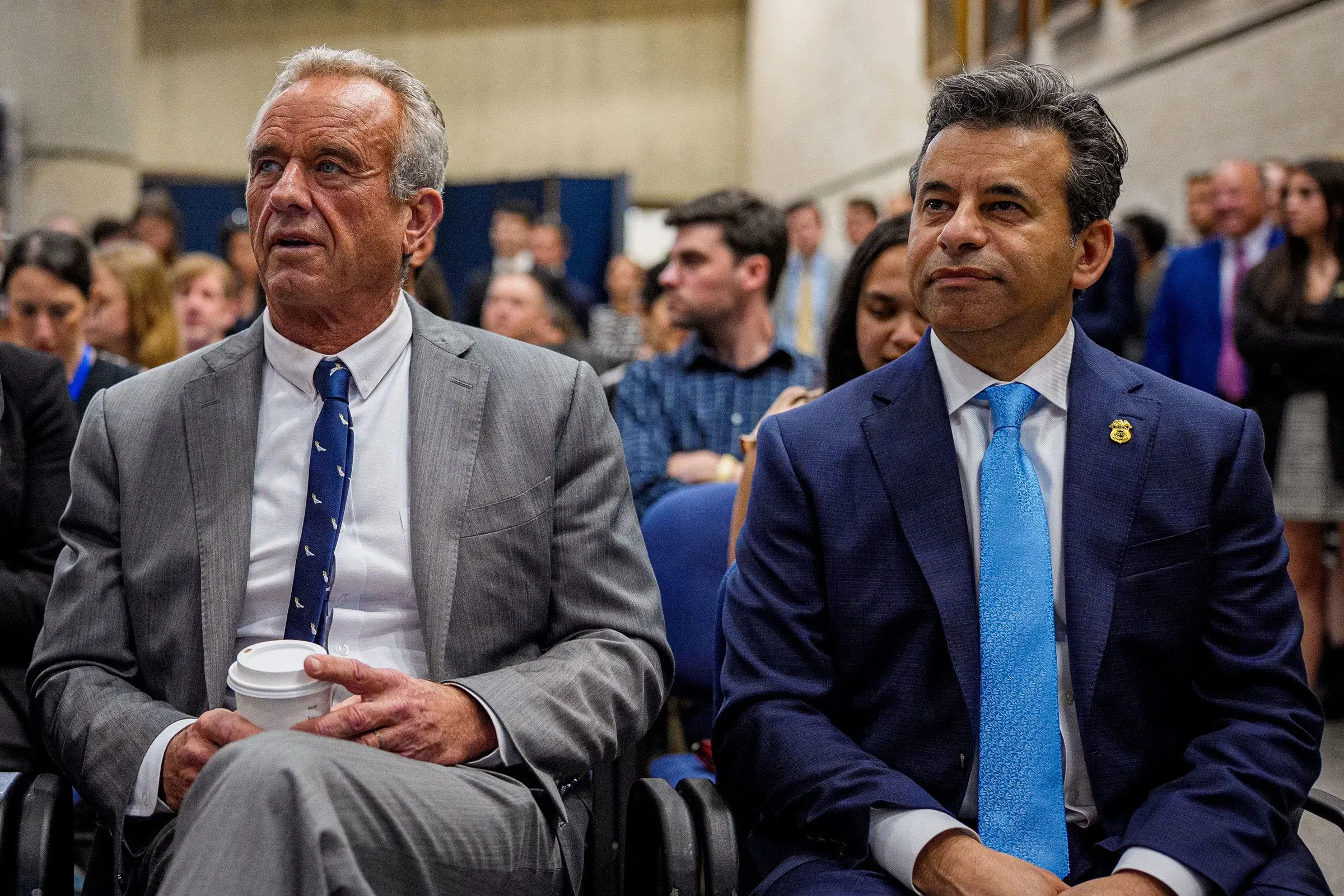 مكاري وكينيدي يجلسان معًا في اجتماع، مع تعبيرات جادة، وسط قلق من الاضطرابات في إدارة الغذاء والدواء الأمريكية وتأثيرها على صناعة الأدوية.