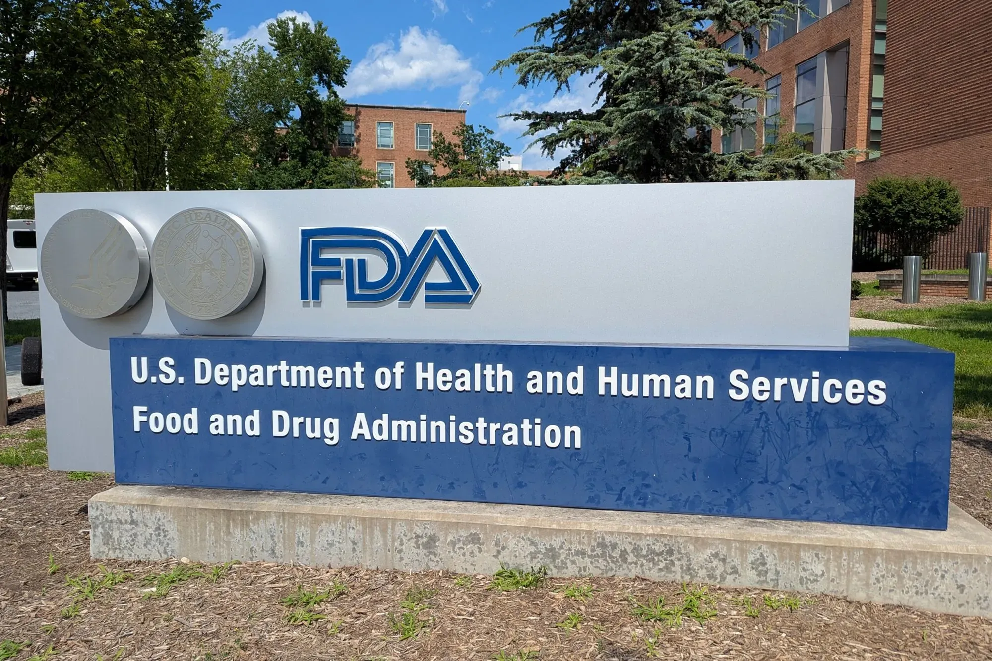 شعار إدارة الغذاء والدواء الأمريكية (FDA) أمام مبناها، مع التركيز على أهمية التحذيرات الخاصة بلقاحات كوفيد-19.