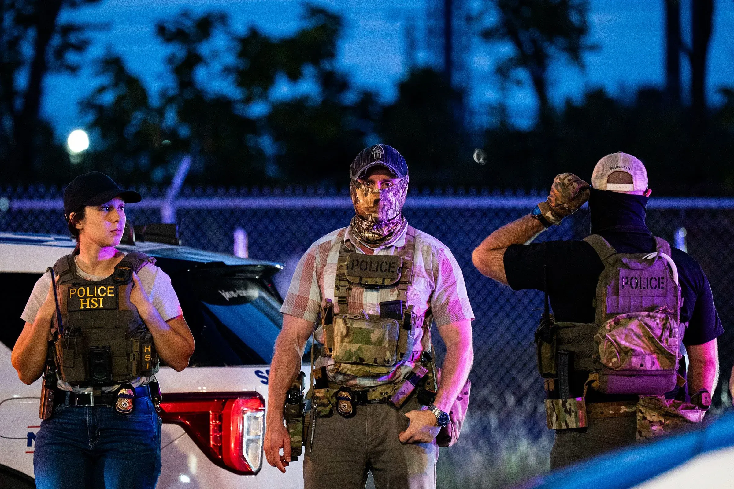 تواجد ضباط إنفاذ القانون في واشنطن العاصمة، مع التركيز على المخاوف المتزايدة بين المهاجرين، خاصة سائقي التوصيل.