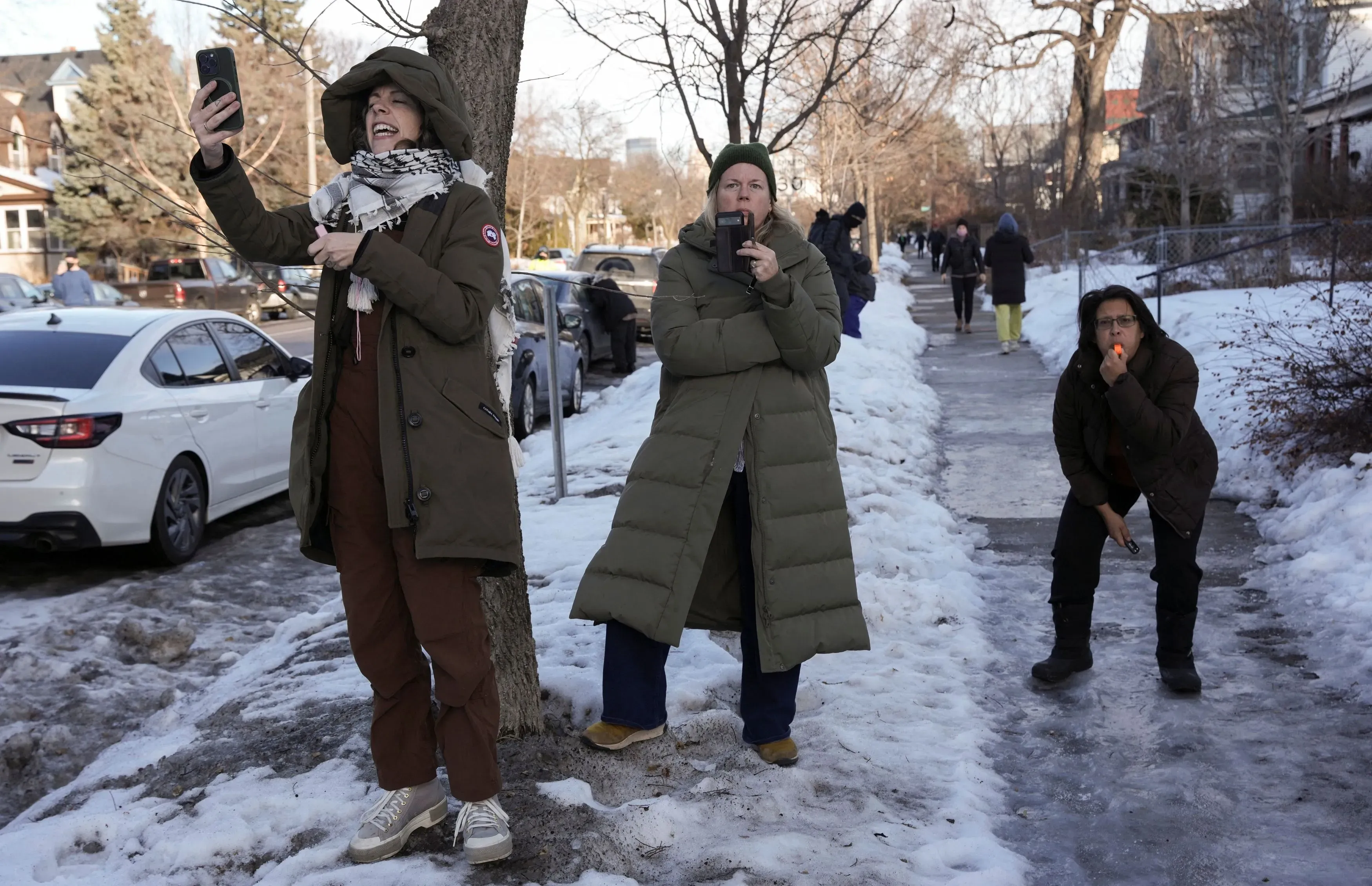 مجموعة من المتطوعين تراقب عملاء الهجرة في مينيابوليس، حيث يستخدمون الهواتف المحمولة وأبواق السيارات لتحذير المجتمع.