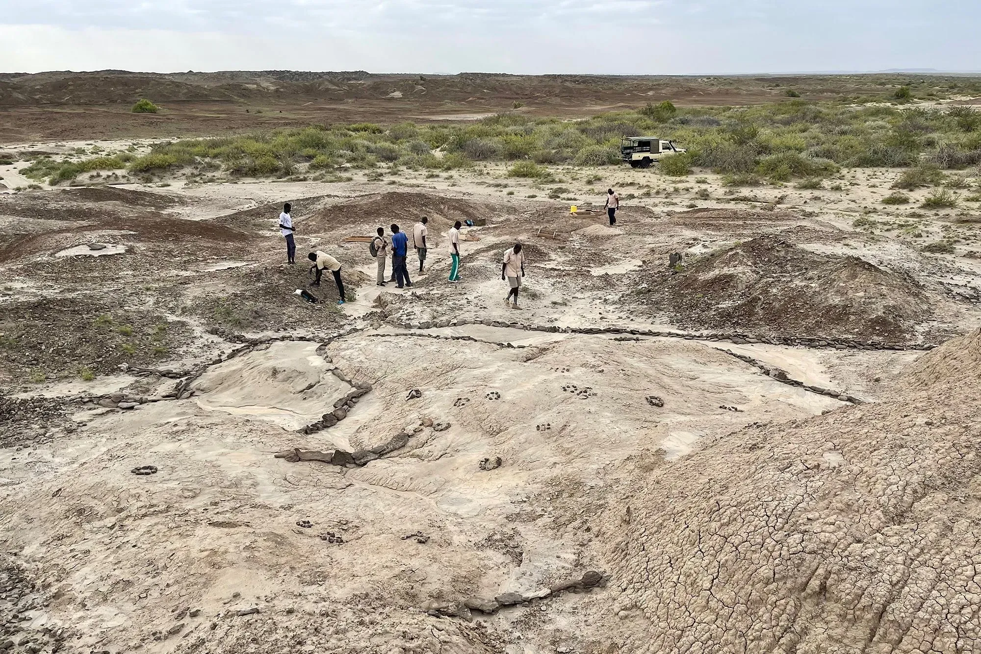 مجموعة من الباحثين في موقع حفريات قديمة بكينيا، حيث تم اكتشاف عظام يد تعود لنوع بشري قديم، مما يكشف عن قدراتهم على استخدام الأدوات.