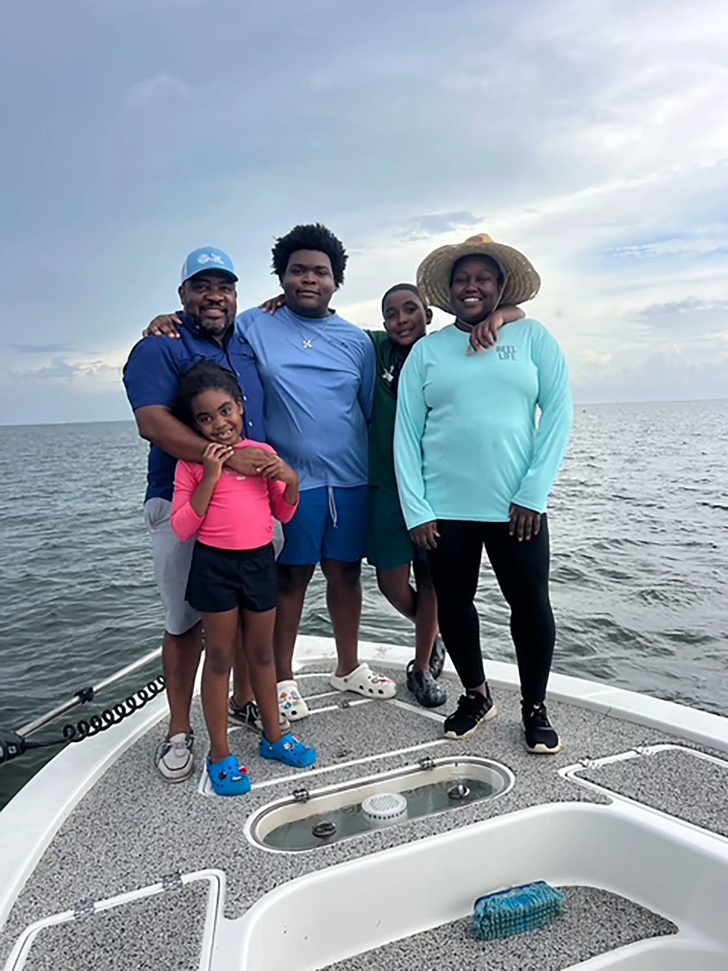 عائلة تتجمع على متن قارب في تامبا، فلوريدا، تعبر عن مخاوفها بشأن إنهاء تفويضات اللقاحات وتأثيره على صحة الأطفال.