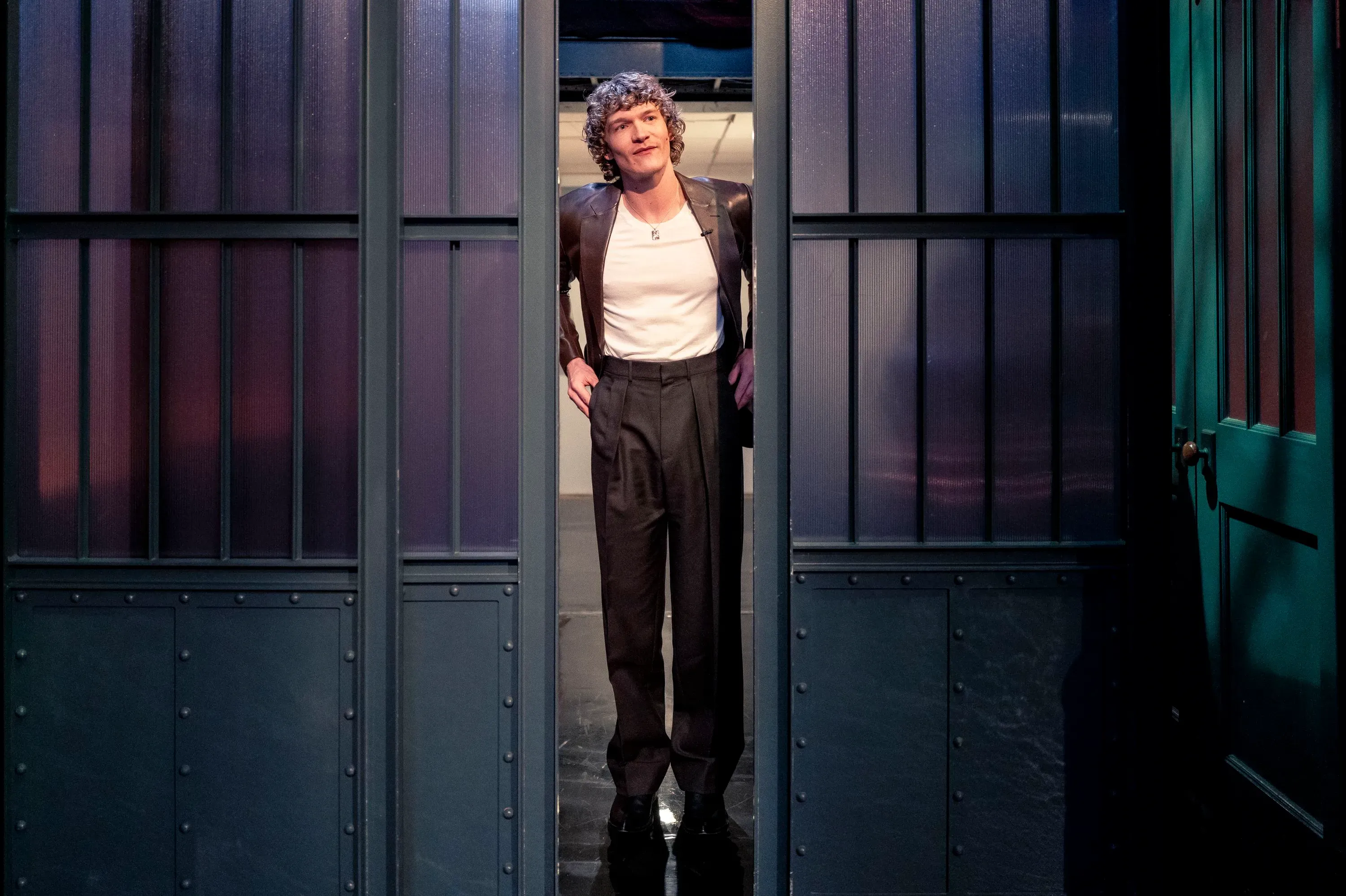 كونور ستوري يظهر في برنامج "Saturday Night Live" مرتديًا ملابس أنيقة، مستعدًا لاستضافة الحلقة مع فرقة Mumford & Sons.