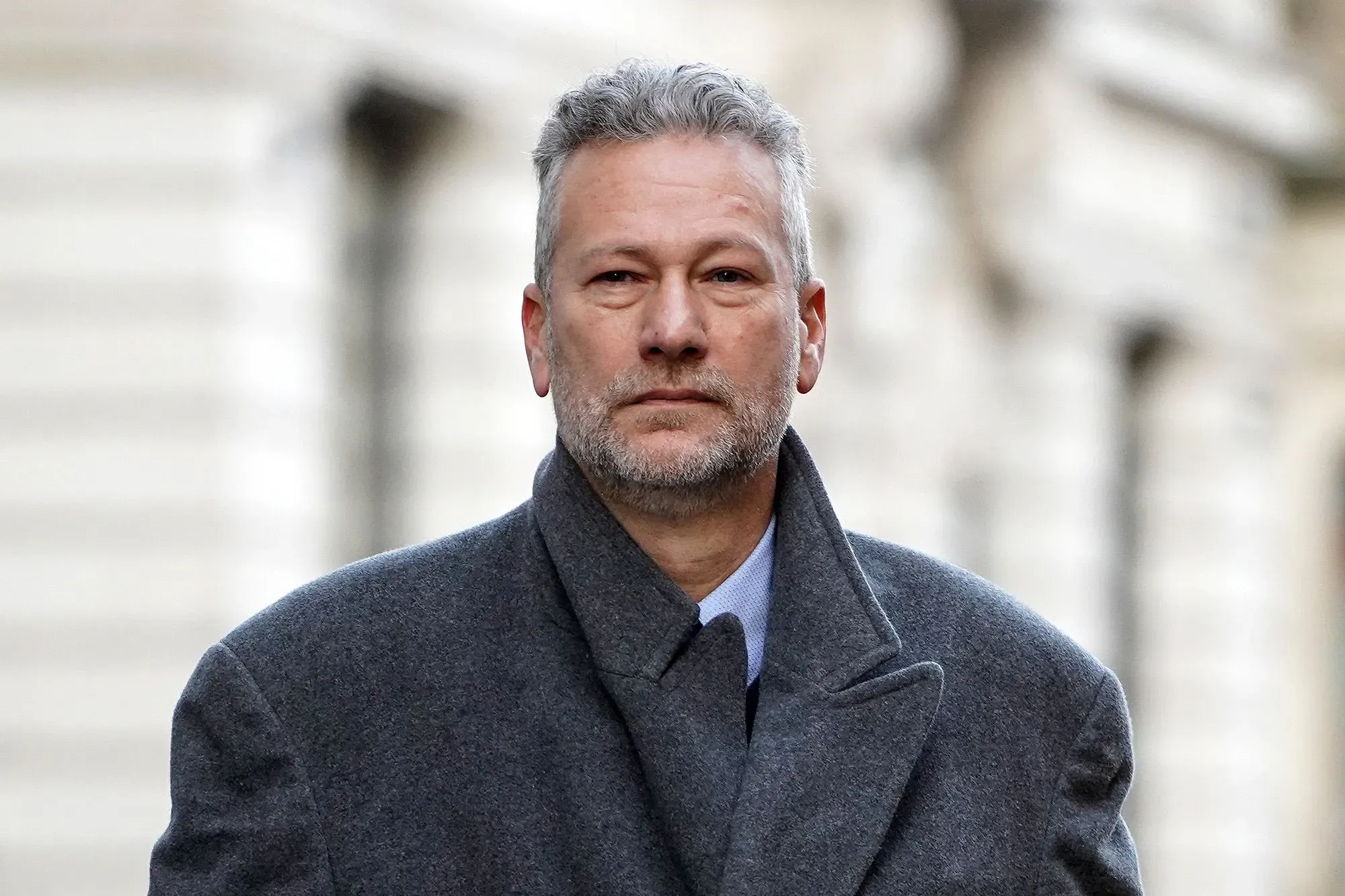 ناثان جيل، السياسي البريطاني، يظهر في محكمة لندن حيث حُكم عليه بالسجن بسبب قبول رشاوى لدعم روسيا في البرلمان الأوروبي.