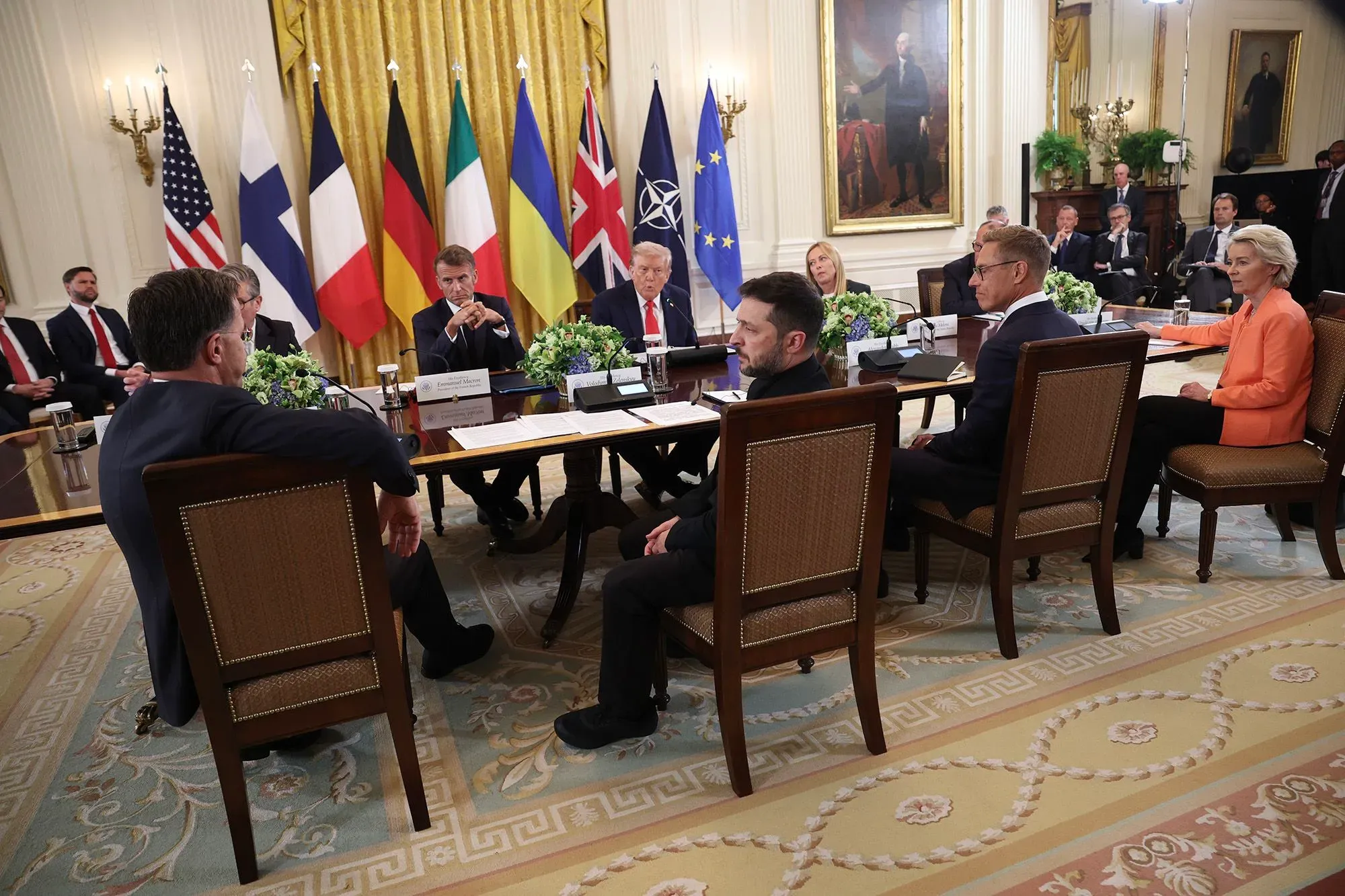 اجتماع دبلوماسي في البيت الأبيض حول الحرب في أوكرانيا، مع قادة من دول متعددة، يعكس التوترات العالمية والأمن الأوروبي.