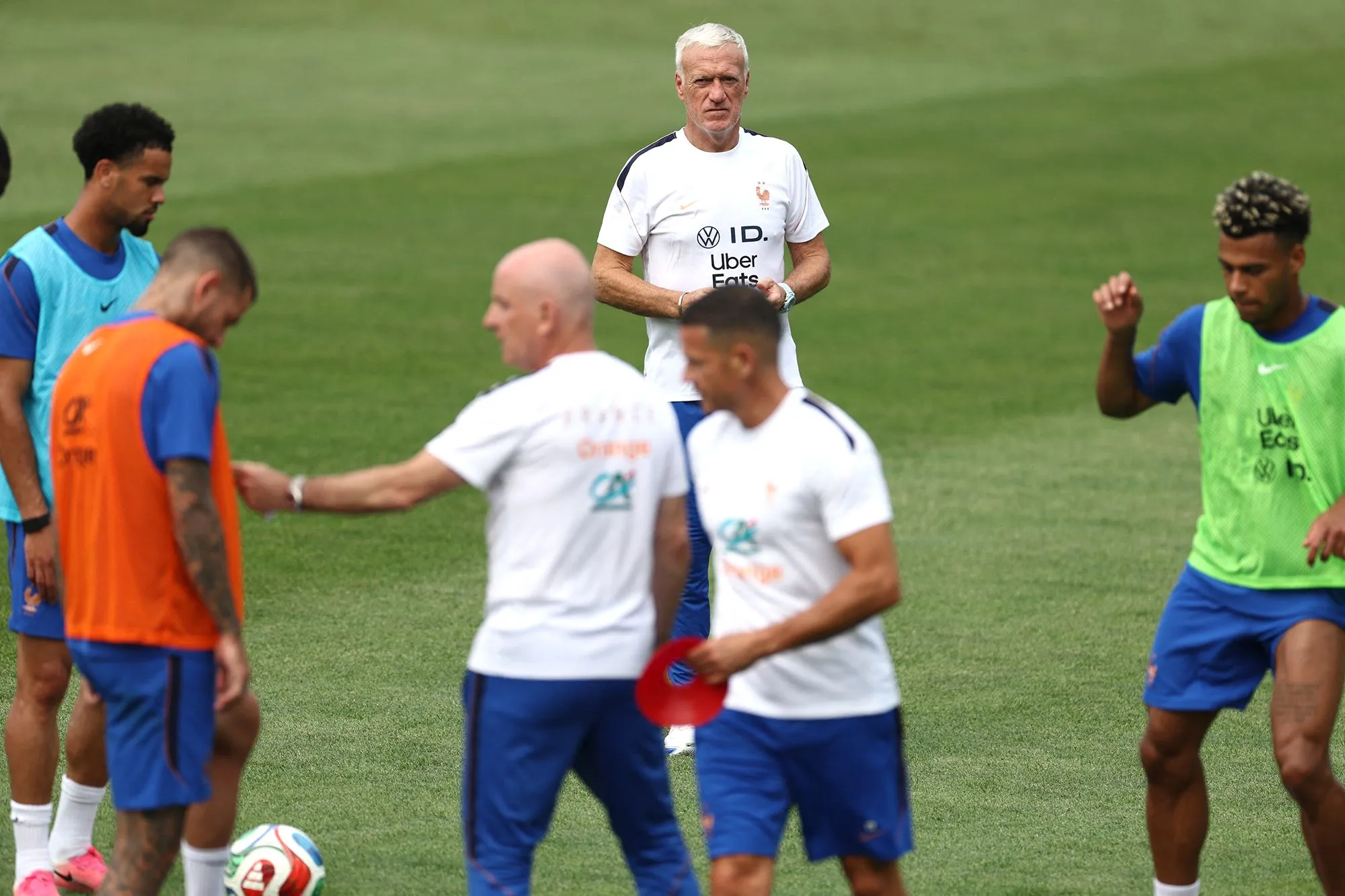 مدرب المنتخب الفرنسي ديدييه ديشامب يراقب تدريب الفريق وسط لاعبين استعداداً لمباراة ربع نهائي كأس العالم ضد المغرب.