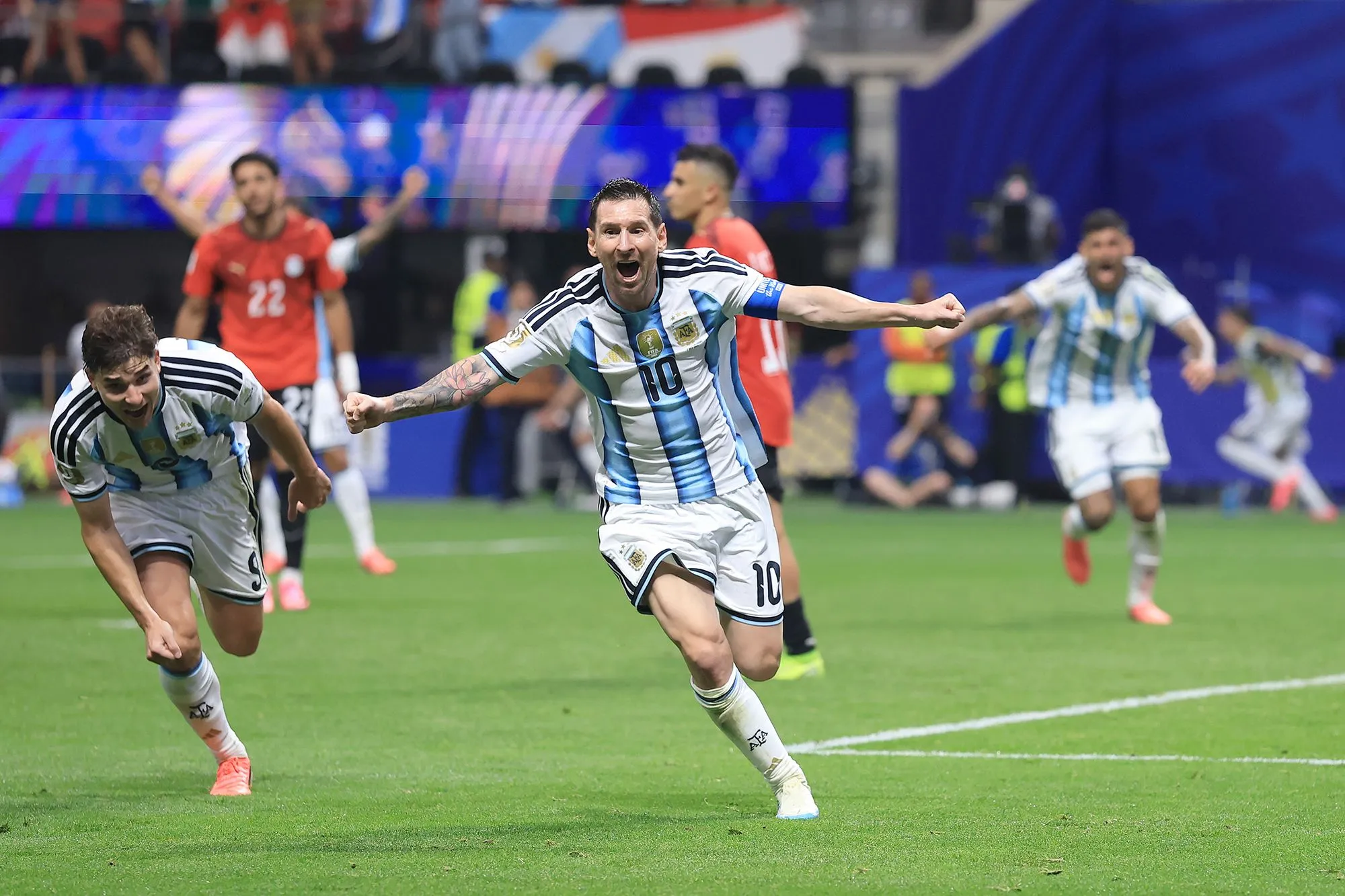 ليونيل ميسي يحتفل بهدف مع منتخب الأرجنتين في مباراة كأس العالم أمام مصر وسط أجواء حماسية على الملعب.