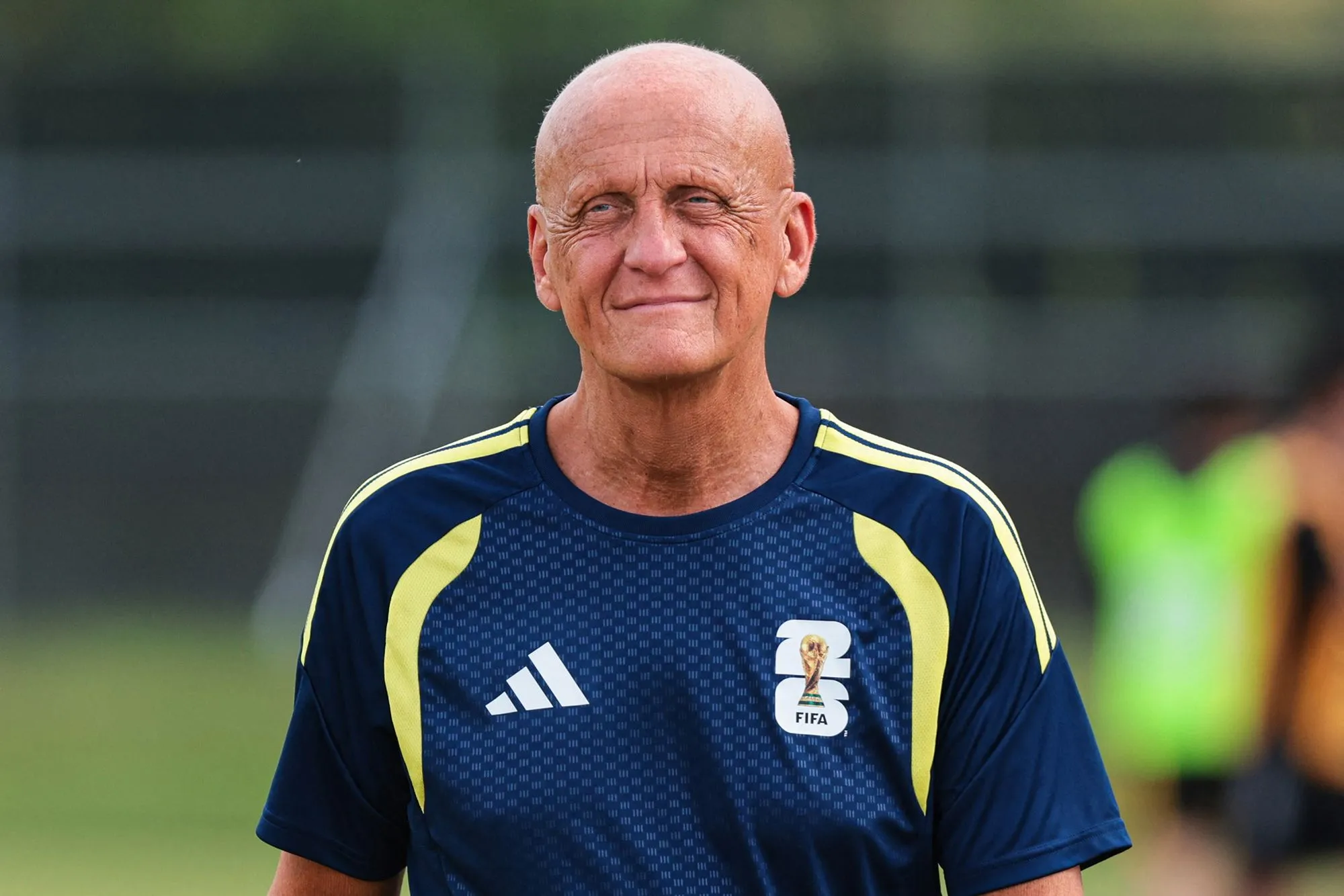 مدير التحكيم في الفيفا بيرلويجي كولينا يرتدي زي الفيفا الرسمي خلال بطولة كأس العالم 2022.