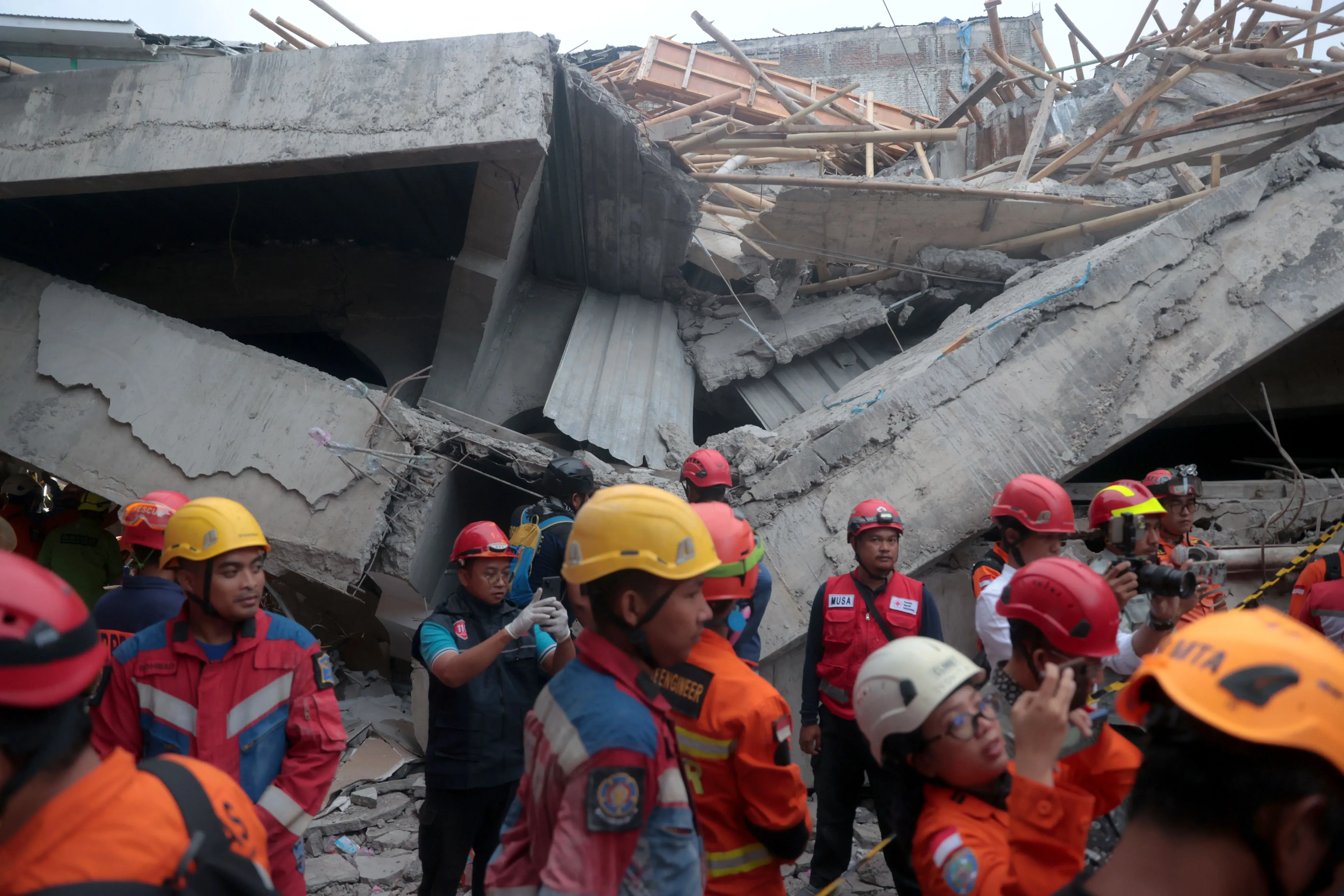 فرق الإنقاذ تعمل بجد في موقع انهيار مدرسة إسلامية في إندونيسيا، حيث يسعى المتطوعون للوصول إلى الطلاب المحاصرين تحت الأنقاض.