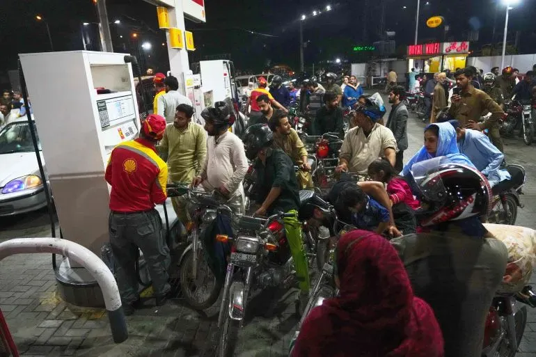 طابور طويل من الدراجات النارية أمام محطة وقود في باكستان، حيث يسعى المواطنون للحصول على الوقود وسط أزمة طاقة متزايدة.