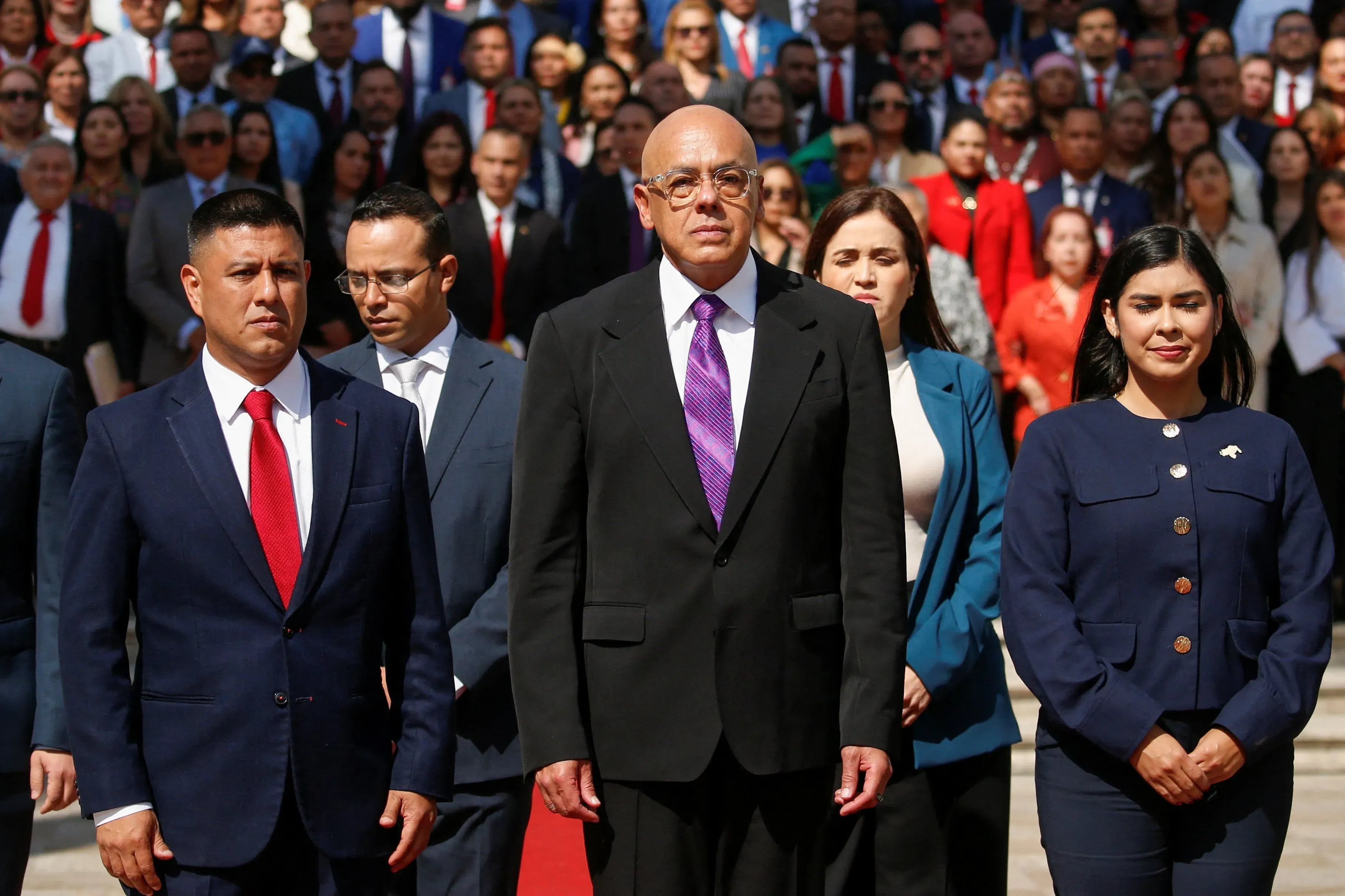 مجموعة من الشخصيات السياسية الفنزويلية في حدث رسمي، مع التركيز على القادة الذين يتعاملون مع الأزمات السياسية في البلاد.