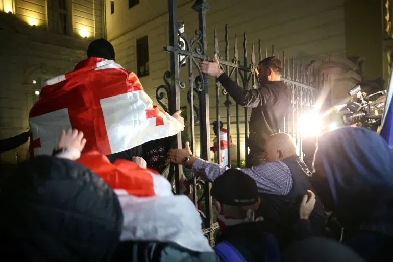 محتجون يرتدون الأعلام الجورجية يحاولون اقتحام القصر الرئاسي في تبليسي، وسط توتر سياسي واحتجاجات ضد الحكومة.