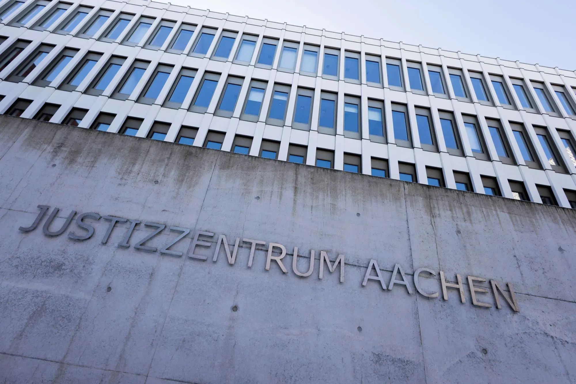 مبنى محكمة آخن في ألمانيا، حيث تُعقد محاكمة لرجل متهم بتخدير واغتصاب زوجته على مدى 15 عامًا.