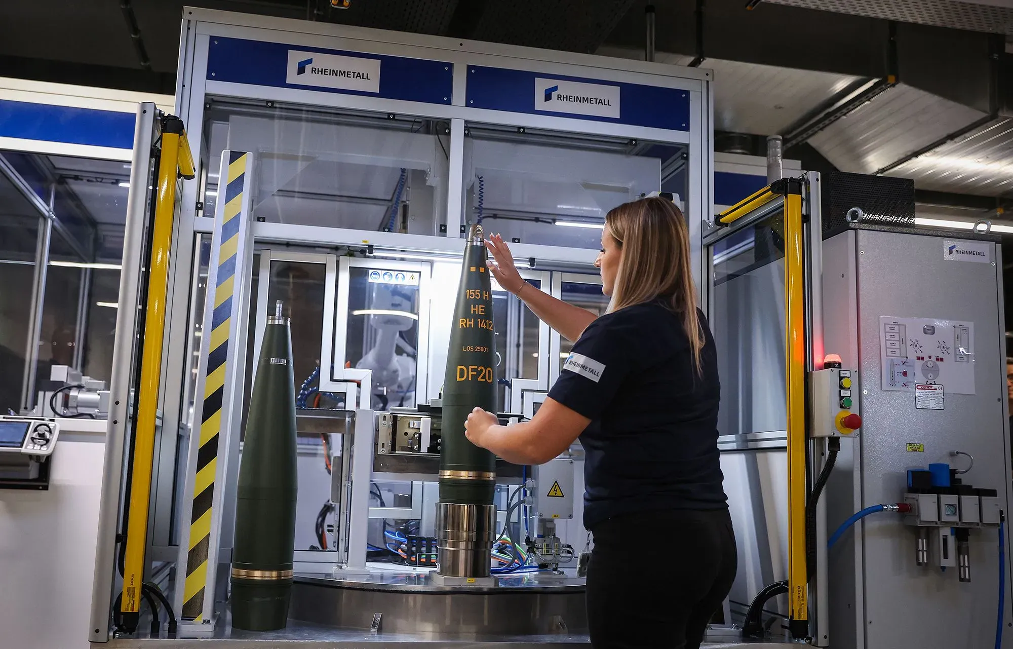 امرأة تعمل في مصنع راينميتال الجديد في ألمانيا، حيث يتم إنتاج قذائف مدفعية من عيار 155 ملم لدعم أوكرانيا في مواجهة الغزو الروسي.