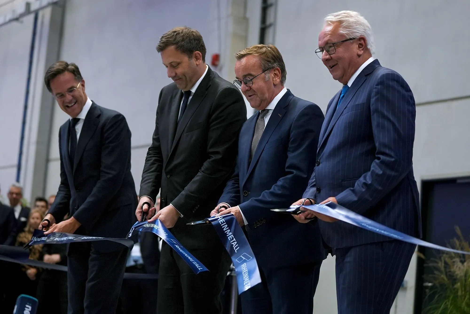 افتتاح مصنع ذخيرة جديد في ألمانيا بحضور مسؤولين بارزين، يمثل خطوة مهمة لتعزيز القدرات الدفاعية الأوروبية في مواجهة التحديات الأمنية.