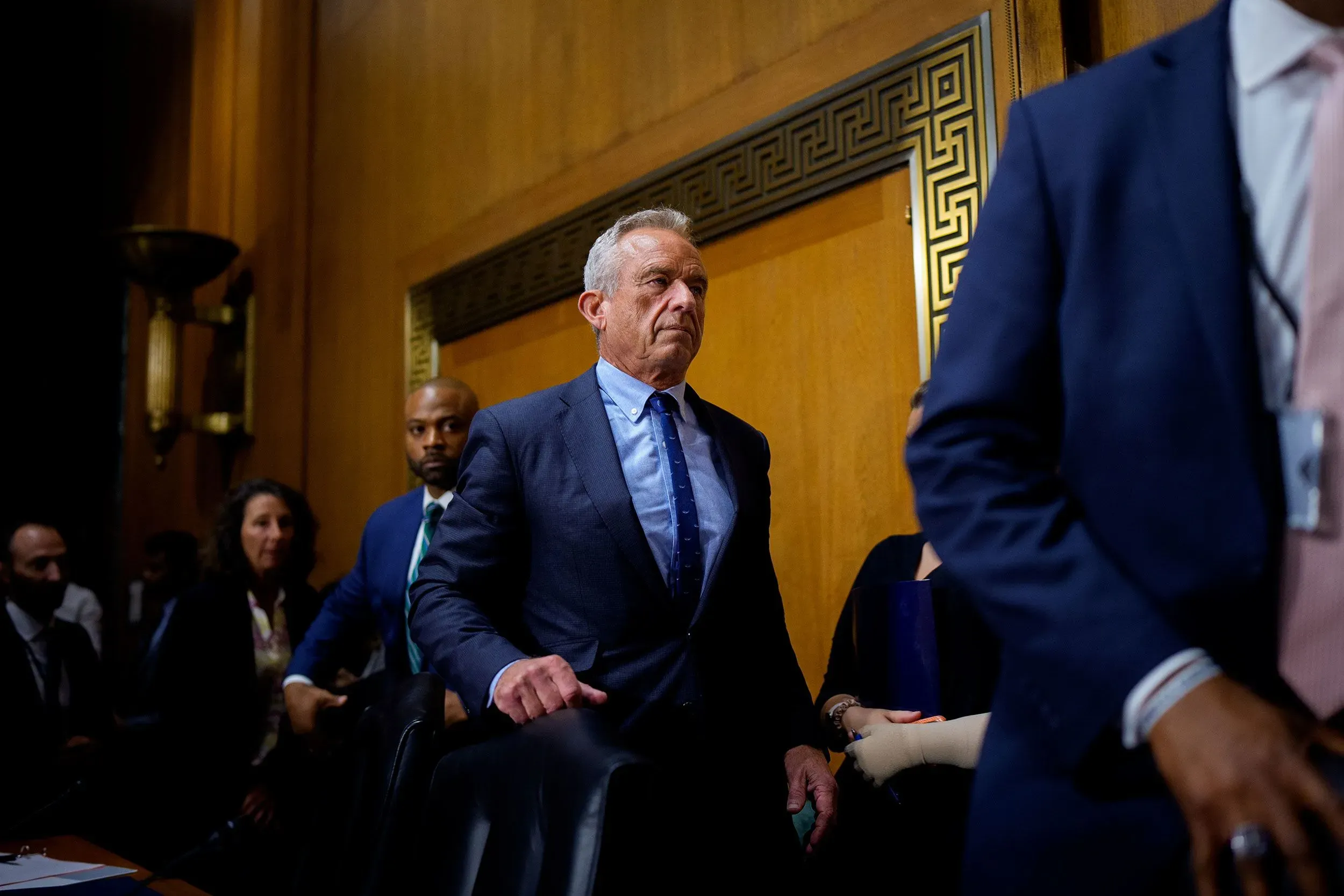 السيناتور بيل كاسيدي يدخل جلسة استماع مع رئيسة المراكز الأمريكية لمكافحة الأمراض سوزان موناريز، وسط توتر سياسي حول اللقاحات.