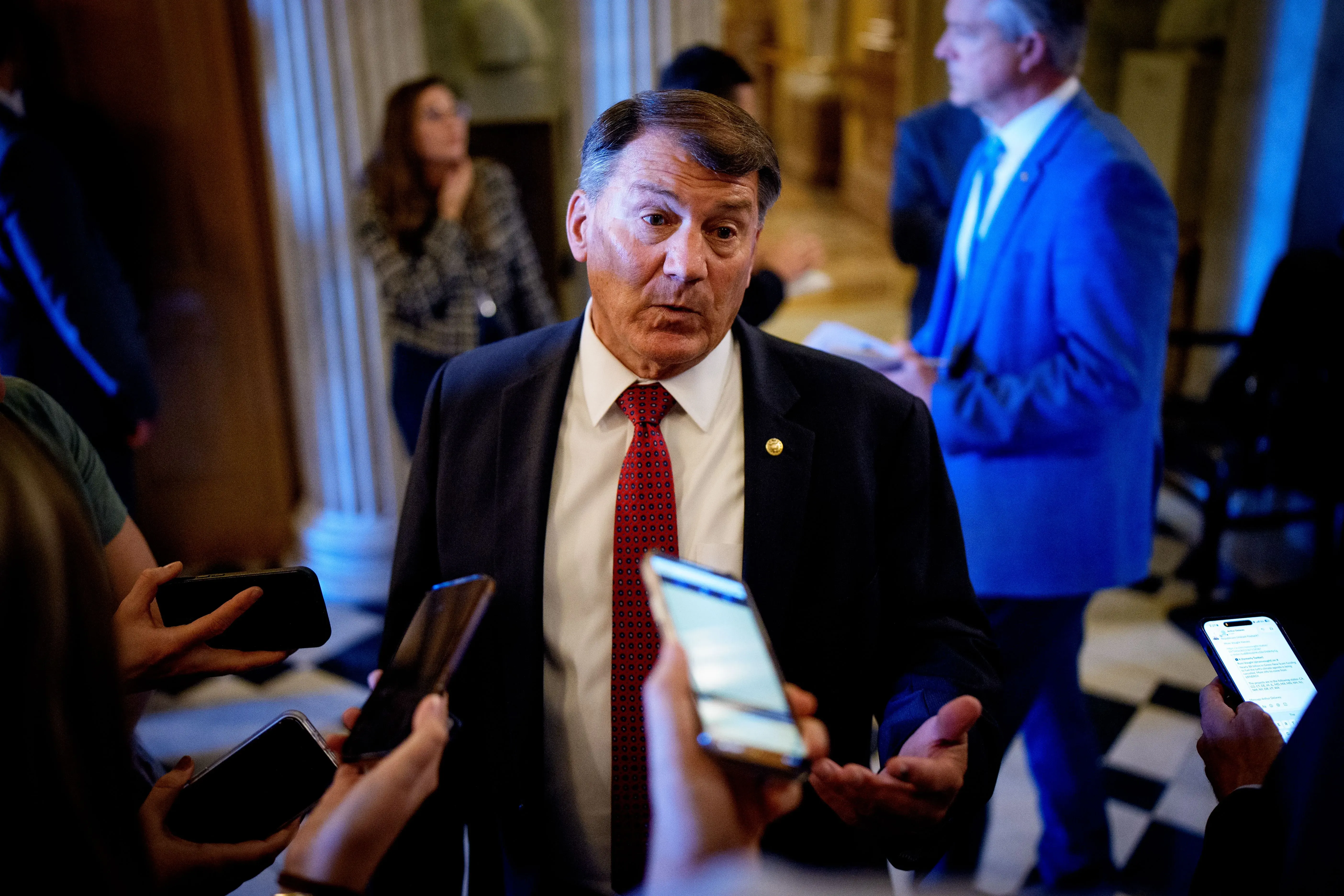 مشرع يتحدث مع الصحفيين داخل مبنى الكابيتول الأمريكي، وسط أجواء من التوتر بشأن الإغلاق الحكومي والمفاوضات السياسية.