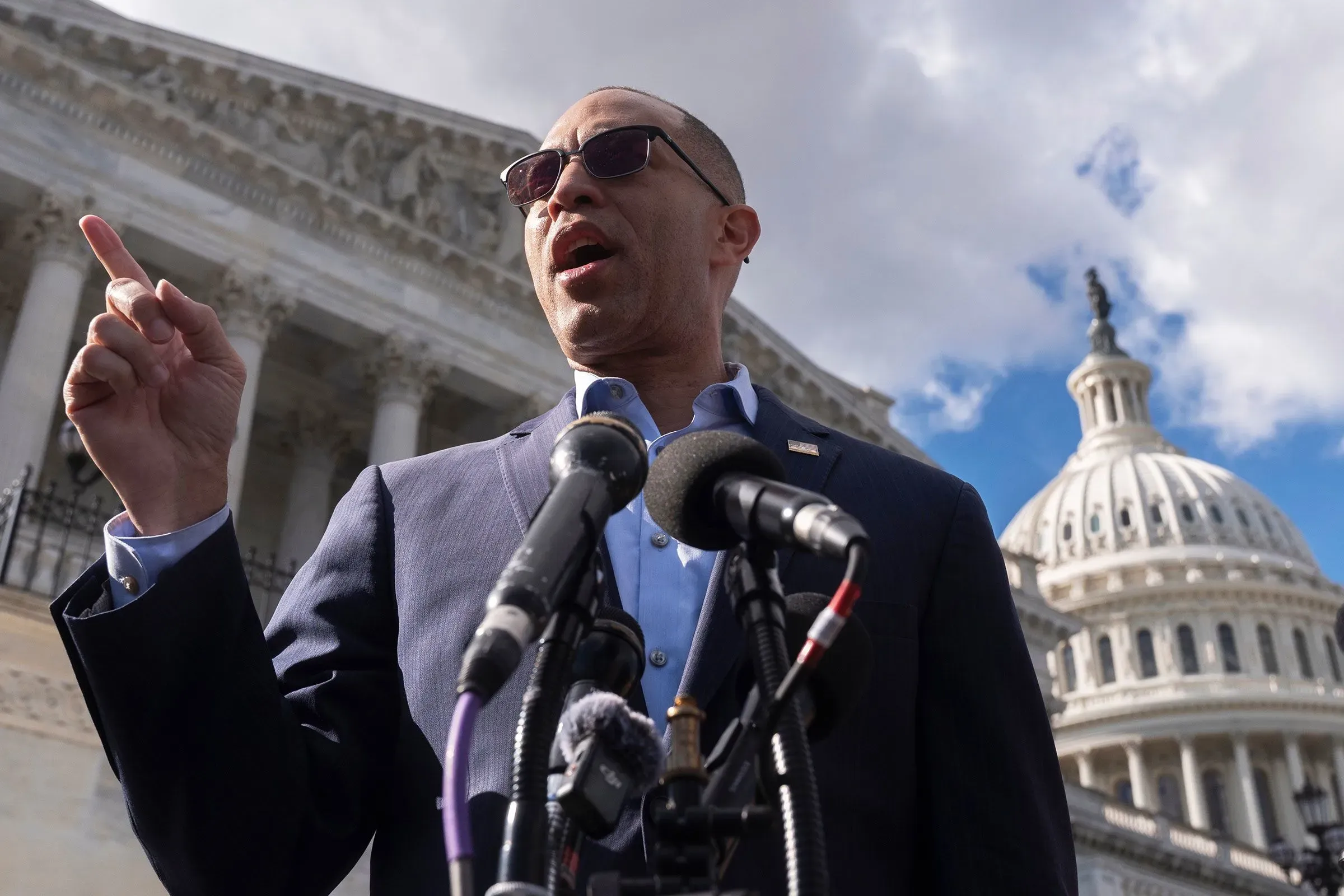 زعيم الأقلية في مجلس النواب حكيم جيفريز يتحدث أمام مبنى الكابيتول، مع التركيز على قضايا الإغلاق الحكومي والتمويل الفيدرالي.
