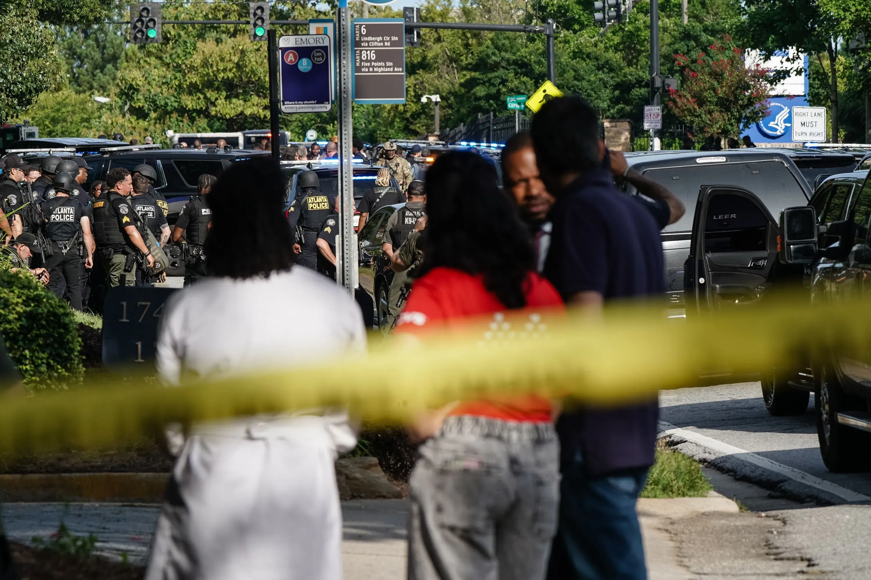 موقع الحادث في أتلانتا بعد إطلاق نار، مع وجود عناصر الشرطة والمارة في المنطقة، ونقاط تفتيش على الطريق.