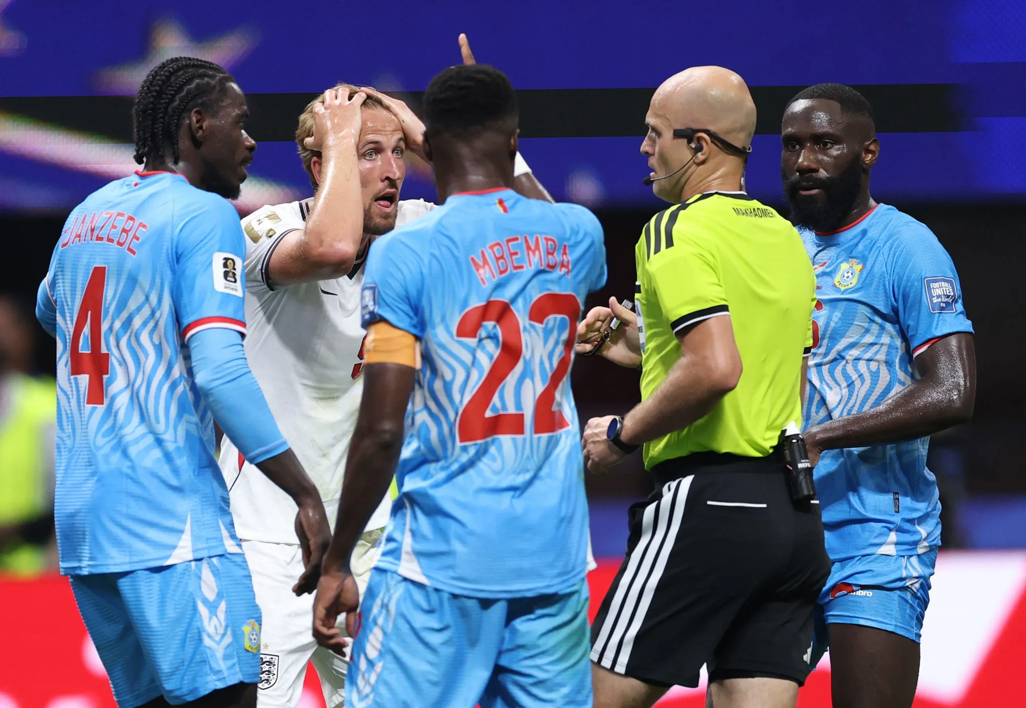 لاعب إنجليزي يظهر تعبير استغراب وهو يتحدث مع حكم المباراة وسط لاعبي الكونغو خلال مباراة كأس العالم 2026.