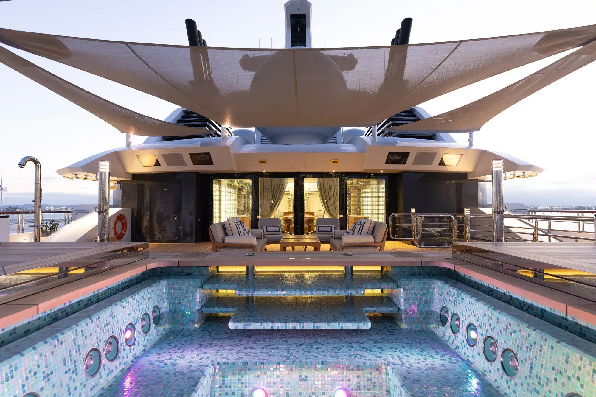يظهر اليخت "أماديا" ذو الـ348 قدمًا مع حوض سباحة لا متناهي، في منطقة الاسترخاء، مع أثاث فاخر وأضواء ملونة.