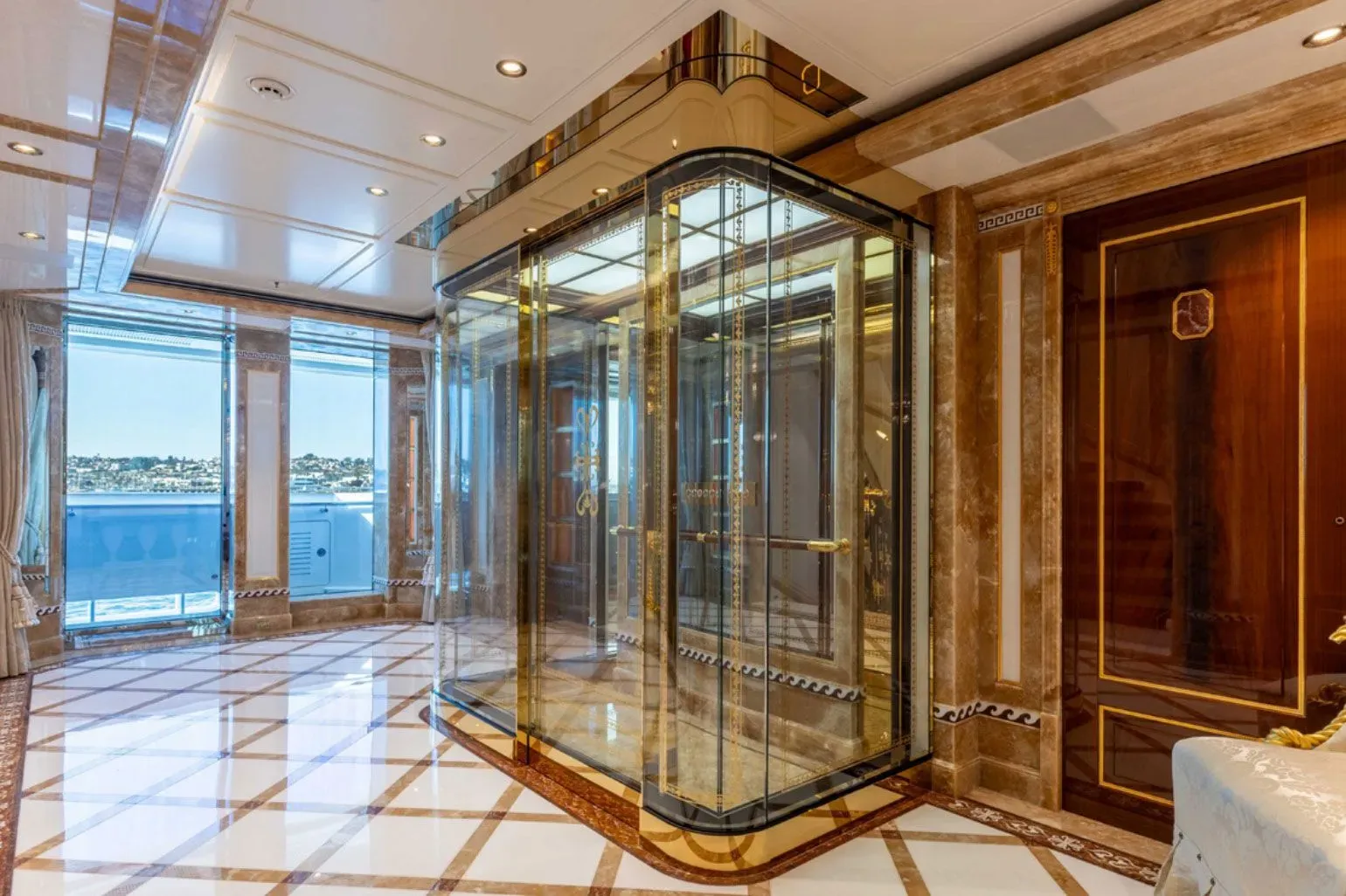 حمام فاخر داخل يخت أماديا، يظهر تصميمه الأنيق مع جدران من الرخام وزجاج شفاف، يطل على مناظر بحرية خلابة.