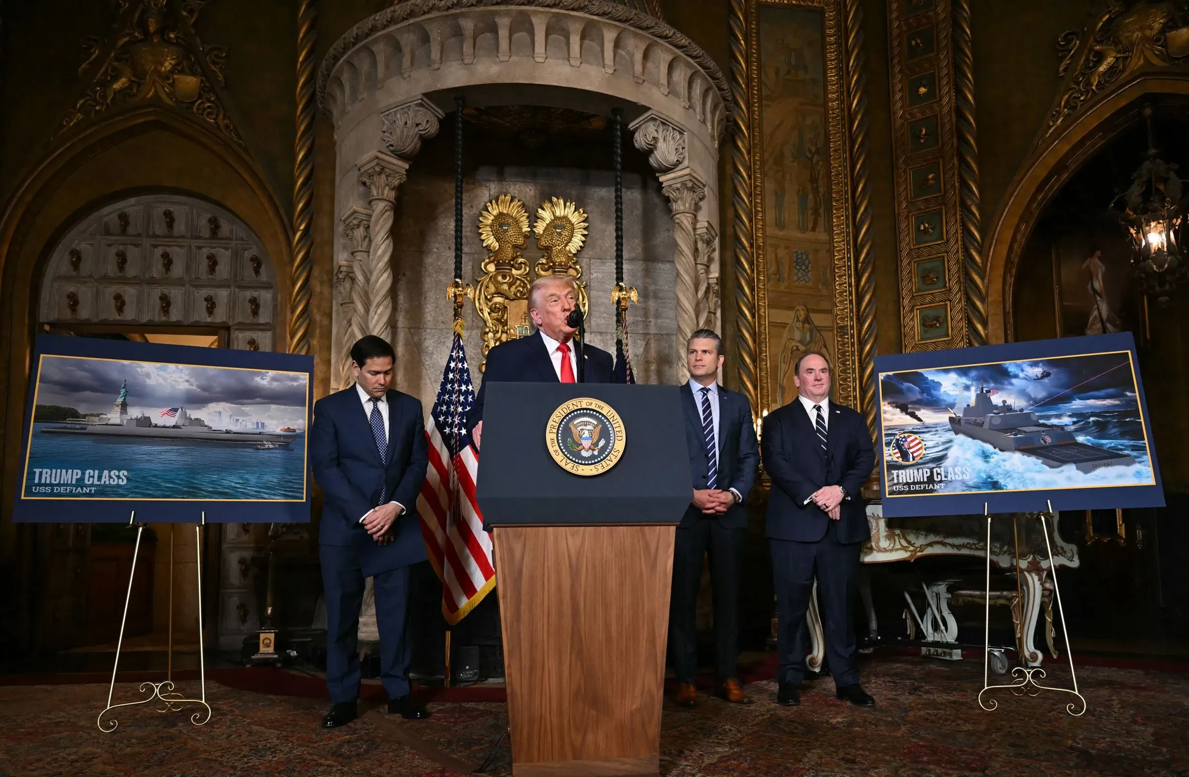 إعلان ترامب عن فئة جديدة من السفن الحربية، مع صور للسفن، خلال حدث رسمي في قصره، بينما يقف بجانبه عدد من المسؤولين.