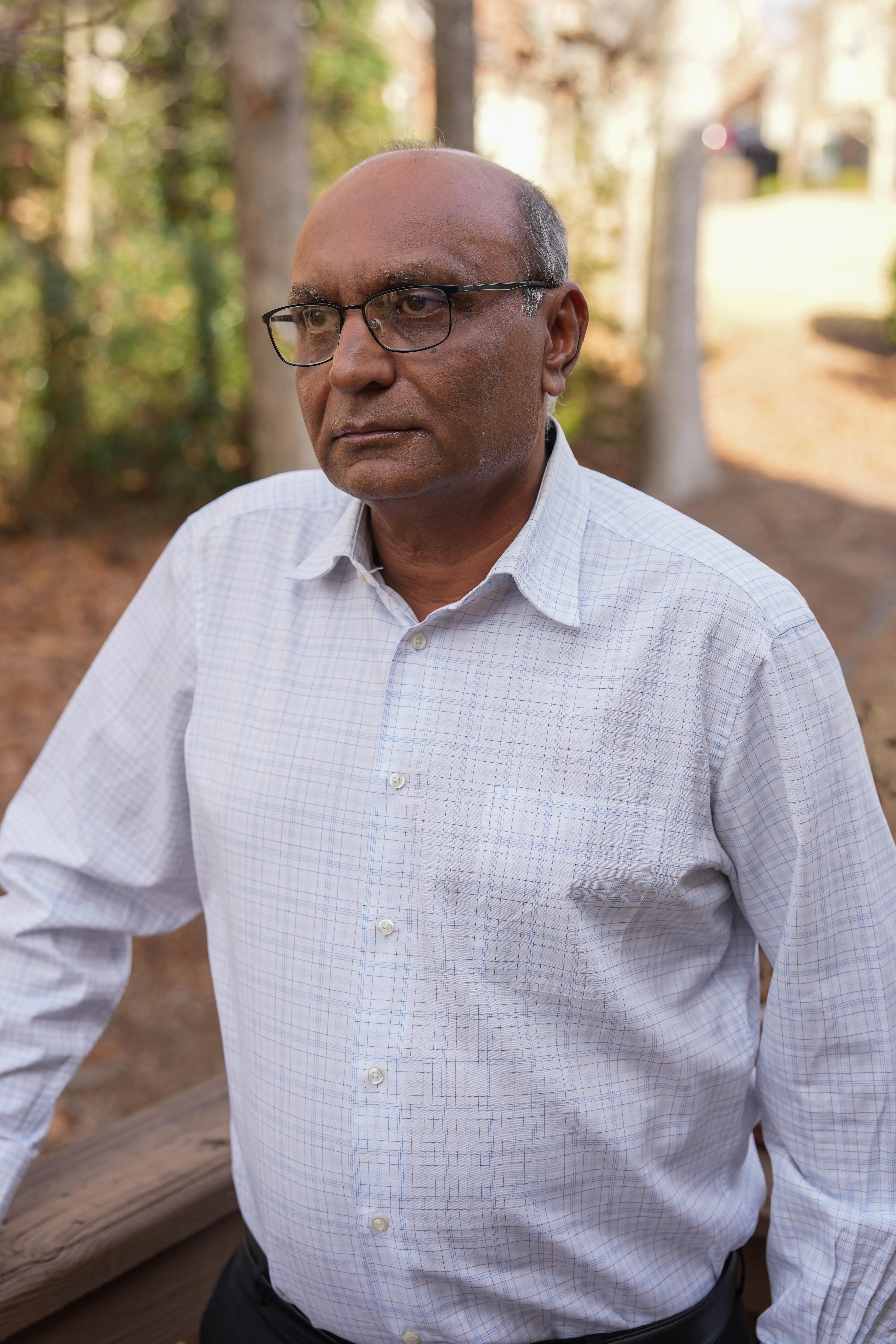 ماهيندرا "ميك" باتيل، رجل في الخمسينيات من عمره، يبدو عابسًا وهو يقف في مكان مفتوح، مع خلفية طبيعية. تعكس ملامحه مشاعر القلق والتوتر بعد تجربة احتجاز قاسية.