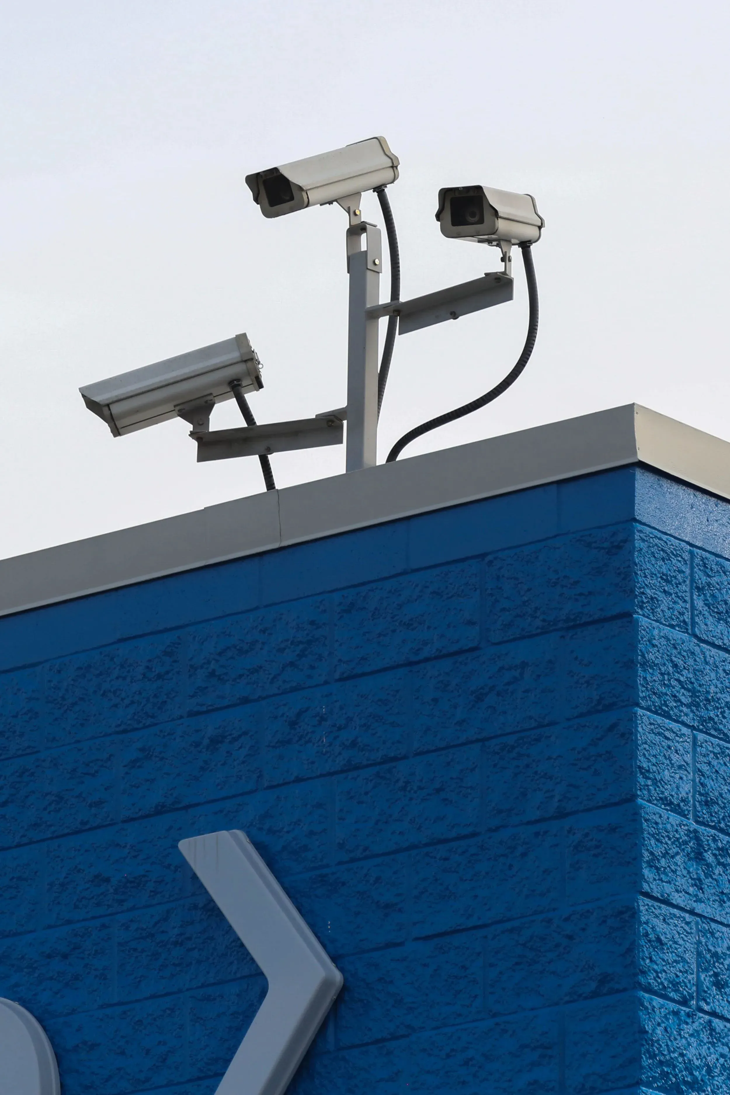 كاميرات مراقبة مثبتة على سطح متجر وول مارت، تراقب الممرات وتساهم في تعزيز الأمان خلال الحوادث.