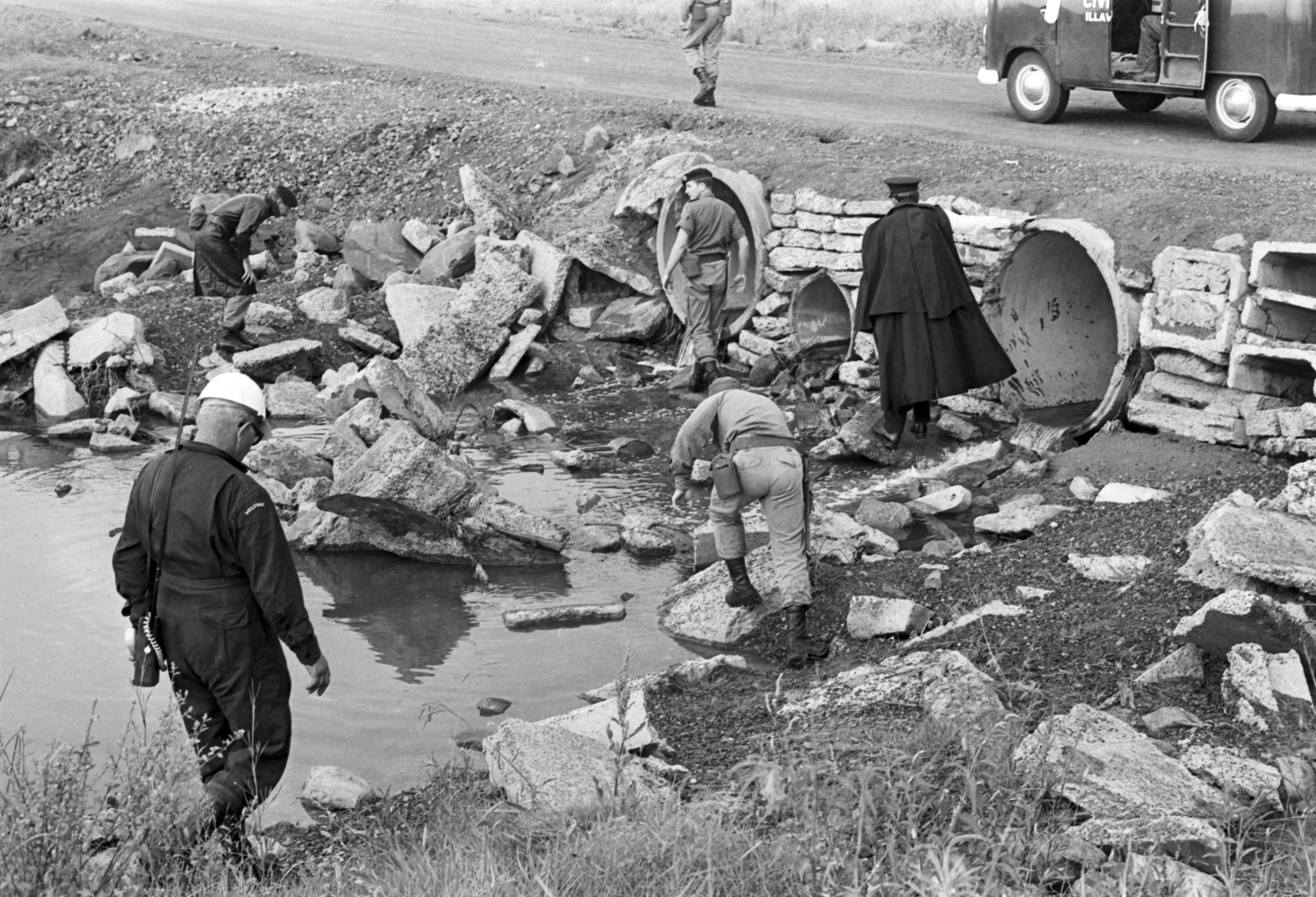 رجال الشرطة والإنقاذ يبحثون في منطقة مائية ضحلة، وسط حطام وبقايا، خلال عملية بحث عن شيريل غريمر المفقودة.