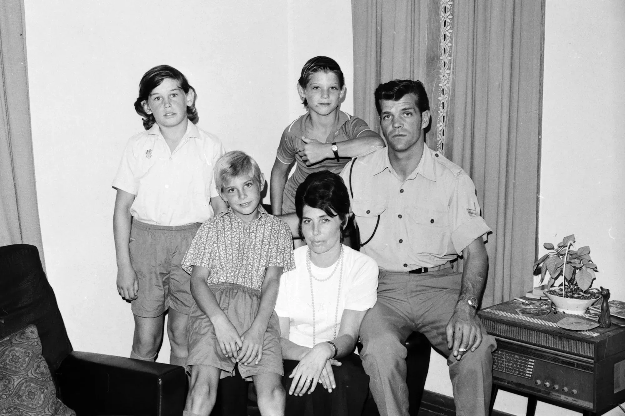 عائلة غريمر في صورة قديمة، تضم والدين وثلاثة أطفال، يتذكرون اختفاء شيريل في عام 1970، مما أثار حزنًا دائمًا.