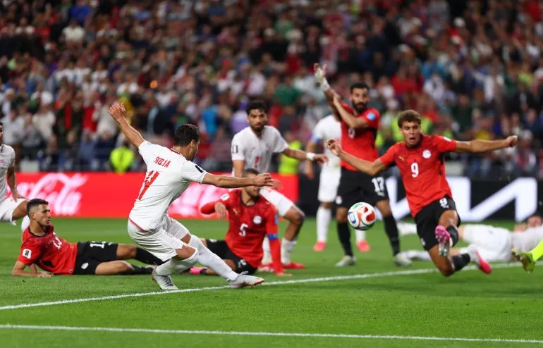 لاعب مصري يسدد الكرة نحو مرمى إيراني وسط مدافعين إيرانيين في مباراة كأس العالم 2026 التي شهدت خروج إيران من دور المجموعات.
