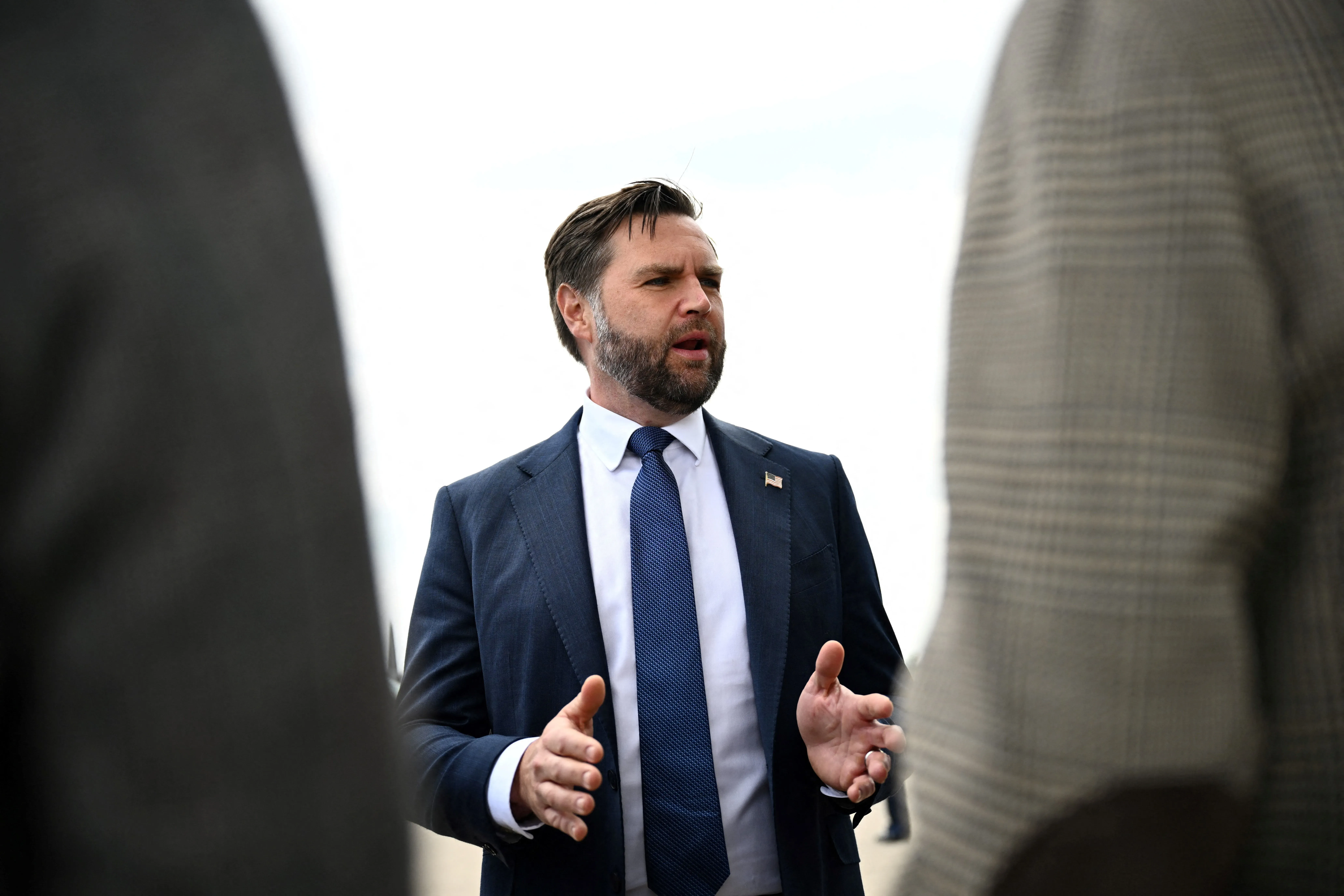 نائب الرئيس جيه دي فانس يتحدث للصحفيين حول خطط نشر الحرس الوطني في شيكاغو، مع تأكيد عدم وجود خطط فورية لذلك.