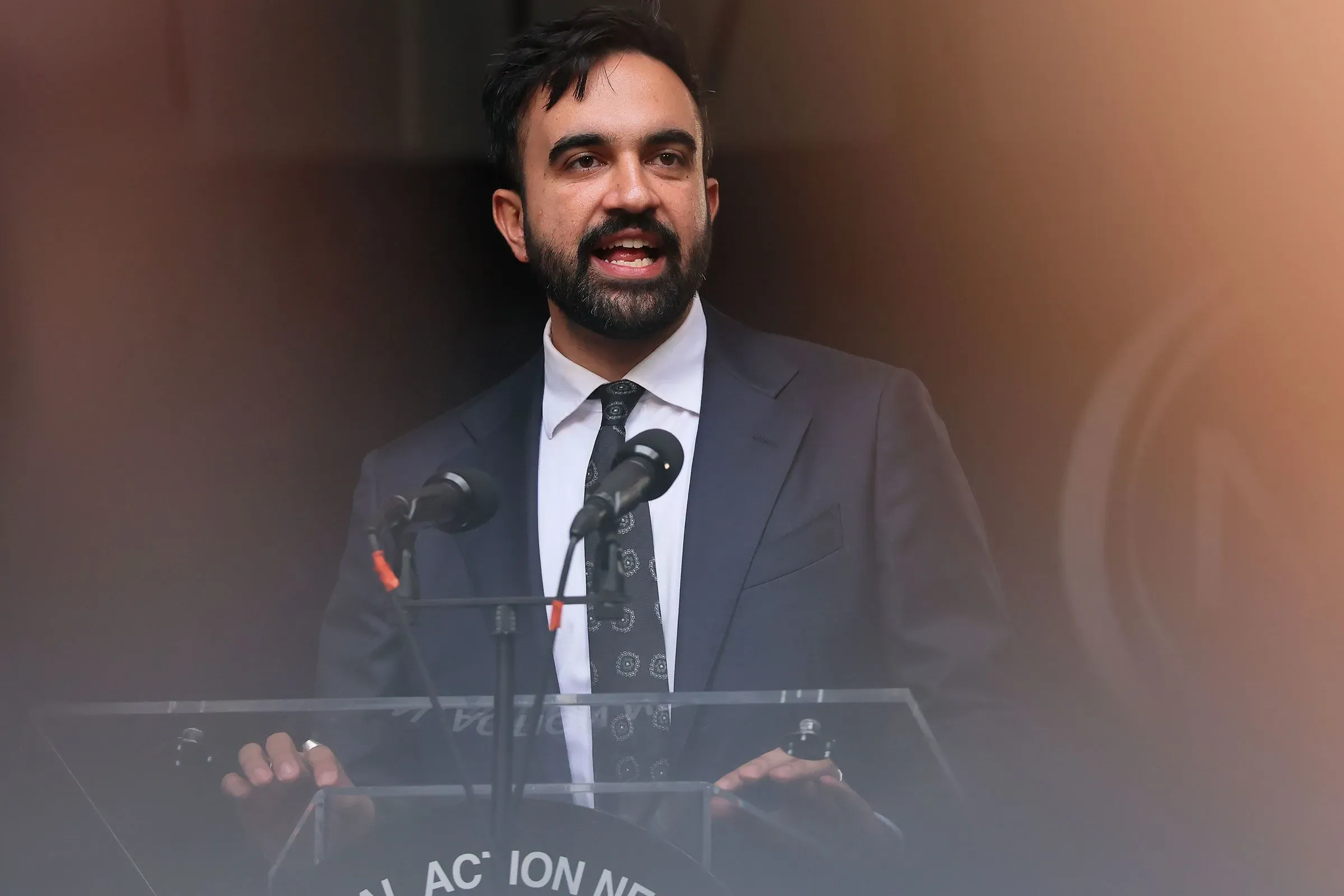 زهران ممداني يتحدث في مؤتمر صحفي، مع التركيز على قضايا السلامة العامة في سياق حملته للانتخابات المقبلة في نيويورك.