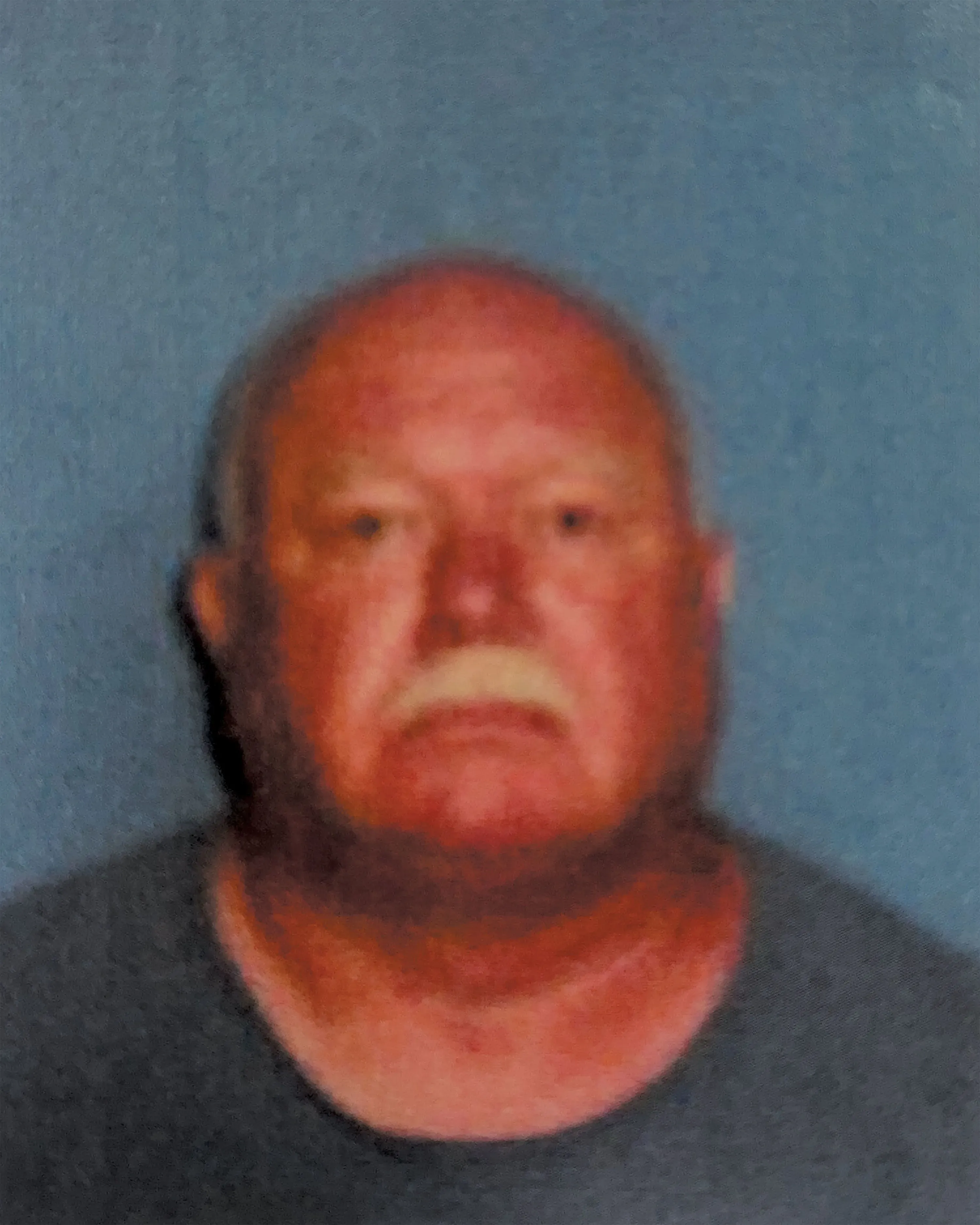 صورة تظهر رجلًا مسنًا ذو لحية وشعر رمادي، يبدو جادًا، وهو يرتدي قميصًا رماديًا. تعكس الصورة التوترات حول قضايا العدالة والأبوة.