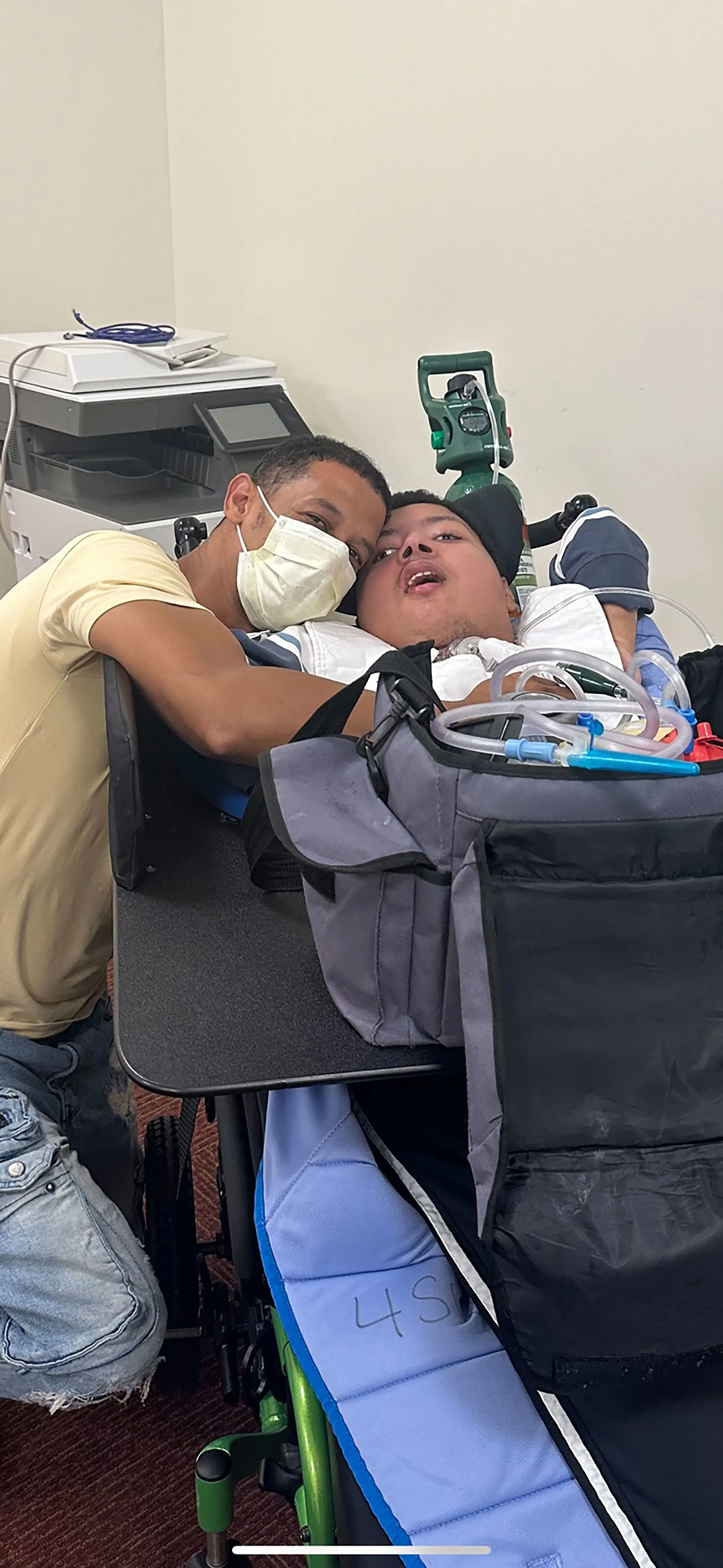 غوميز يحتضن ابنه نوح، الذي يحتاج إلى رعاية خاصة، في لحظة عاطفية تعكس العلاقة القوية بينهما وسط التحديات القانونية.