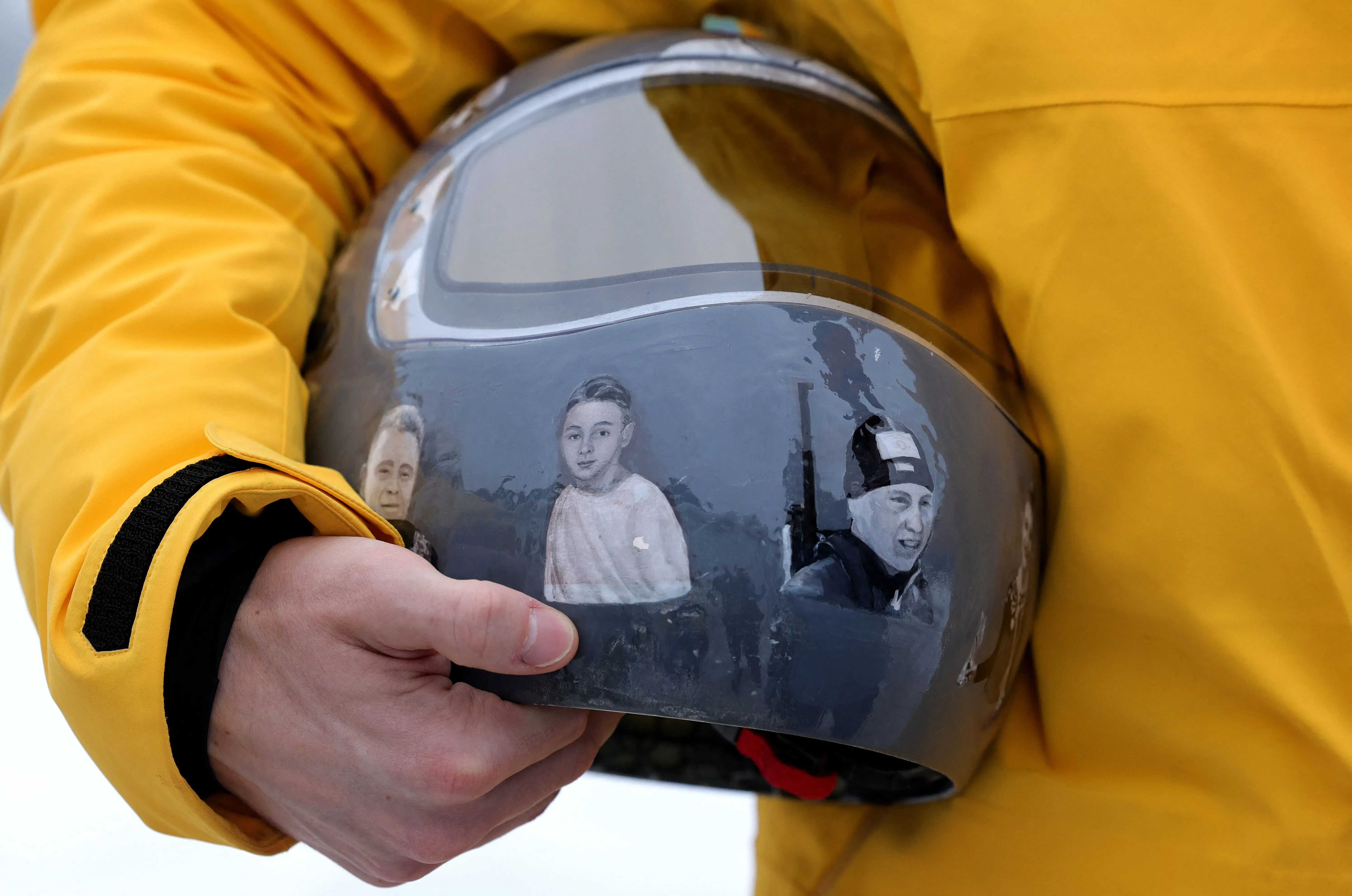 خوذة متسابق الهيكل العظمي الأوكراني فلاديسلاف هراسكيفيتش تحمل صور رياضيين أوكرانيين، تعبيرًا عن الذكرى خلال دورة الألعاب الأولمبية الشتوية 2026.