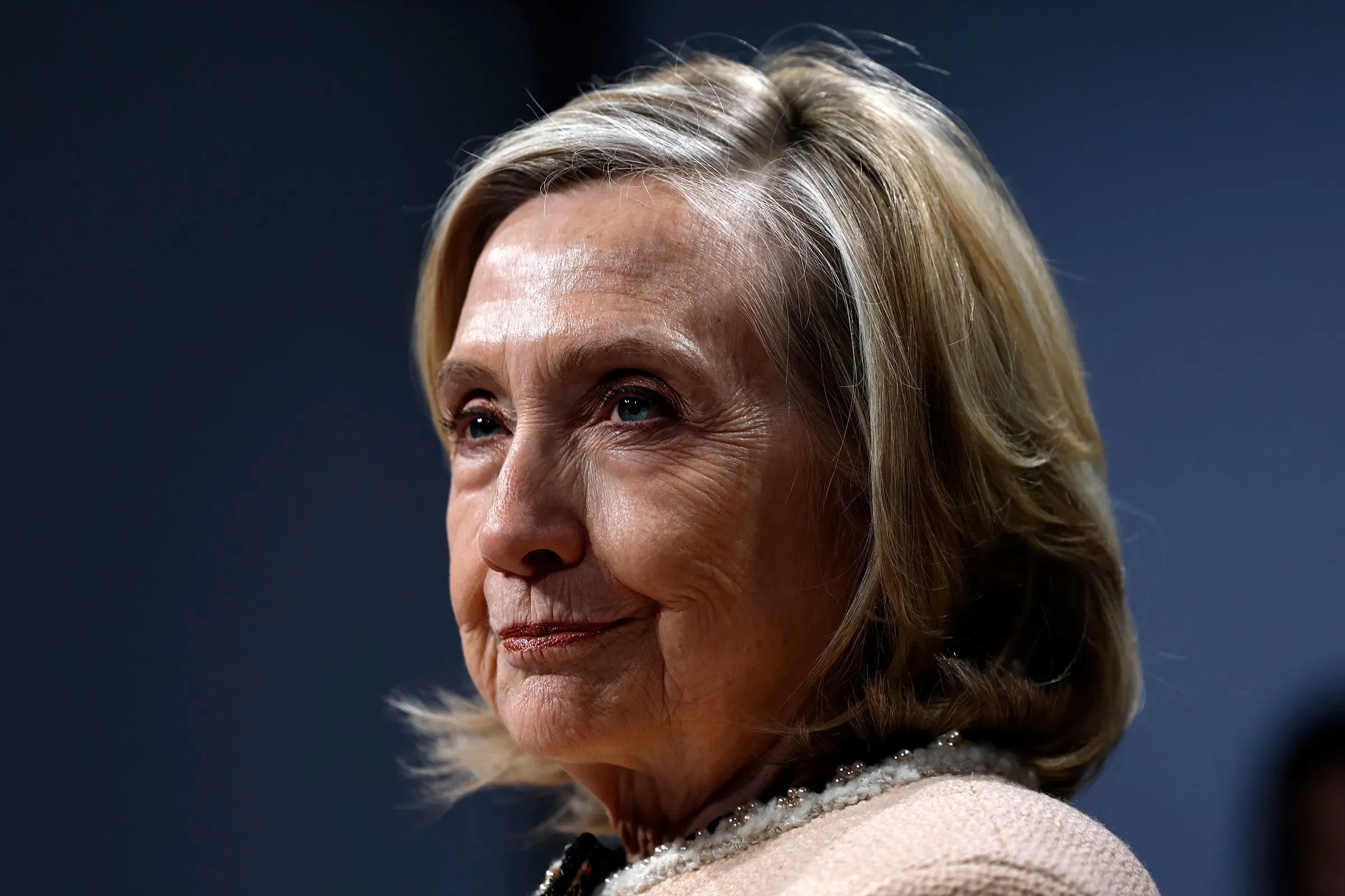 هيلاري كلينتون أثناء الإدلاء بشهادتها أمام لجنة الرقابة في مجلس النواب، معبرة عن عدم معرفتها بأنشطة جيفري إبشتاين.