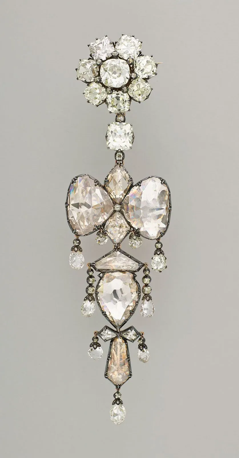 بروش مرصع بالألماس يعود للإمبراطورة أوجيني، يتضمن تصميمًا معقدًا وأحجارًا كبيرة، يُعتبر رمزًا للأناقة الفرنسية في القرن التاسع عشر.