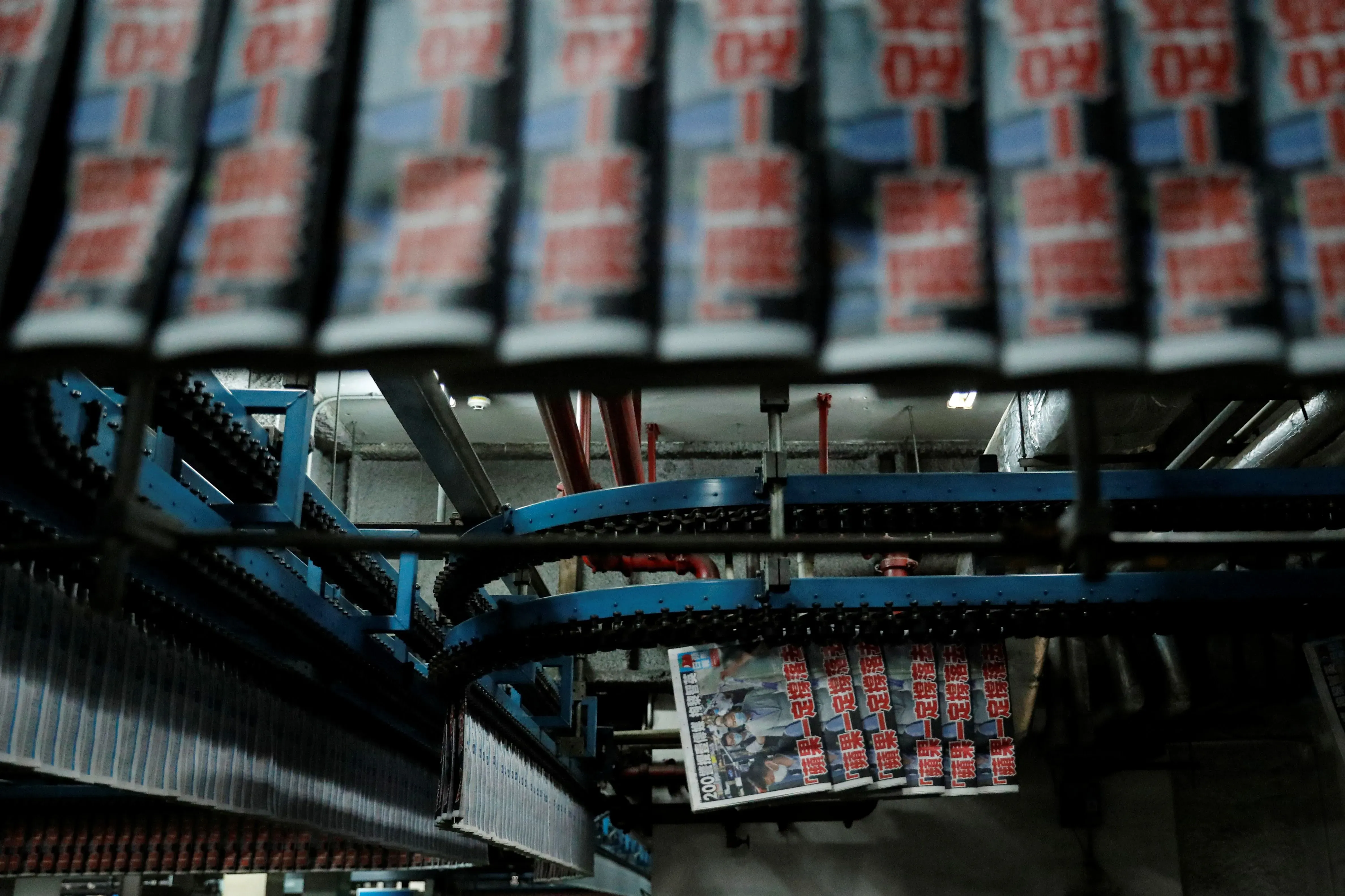 آلة طباعة تنشر نسخًا من صحيفة "آبل ديلي"، التي كانت تُعرف بدعمها للديمقراطية، في سياق حكم جيمي لاي بالسجن 20 عامًا.