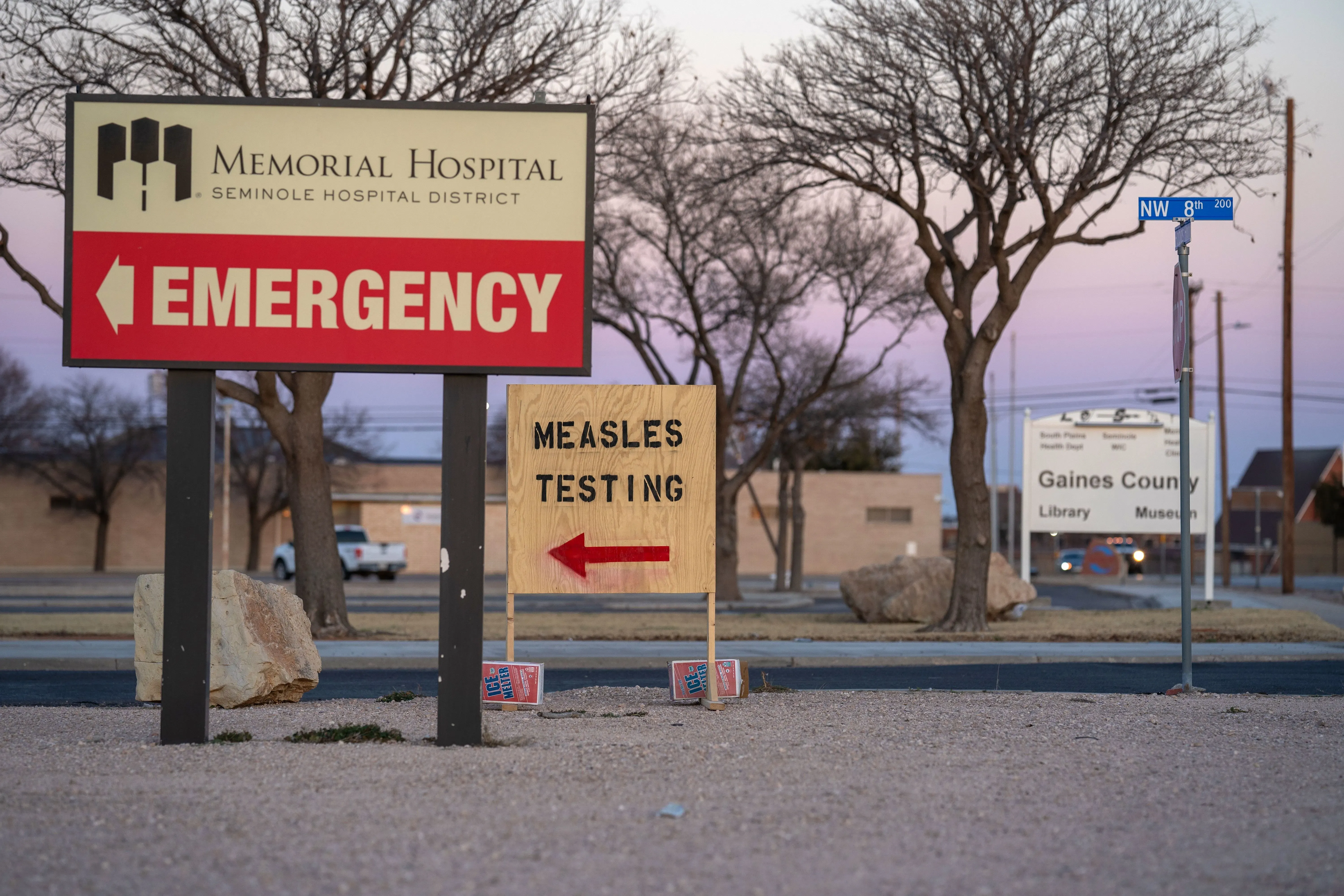 لافتة تشير إلى اختبار الحصبة أمام مستشفى ميموريال، مع توجيه للطوارئ، في سياق ارتفاع حالات الإصابة بالحصبة في الولايات المتحدة.