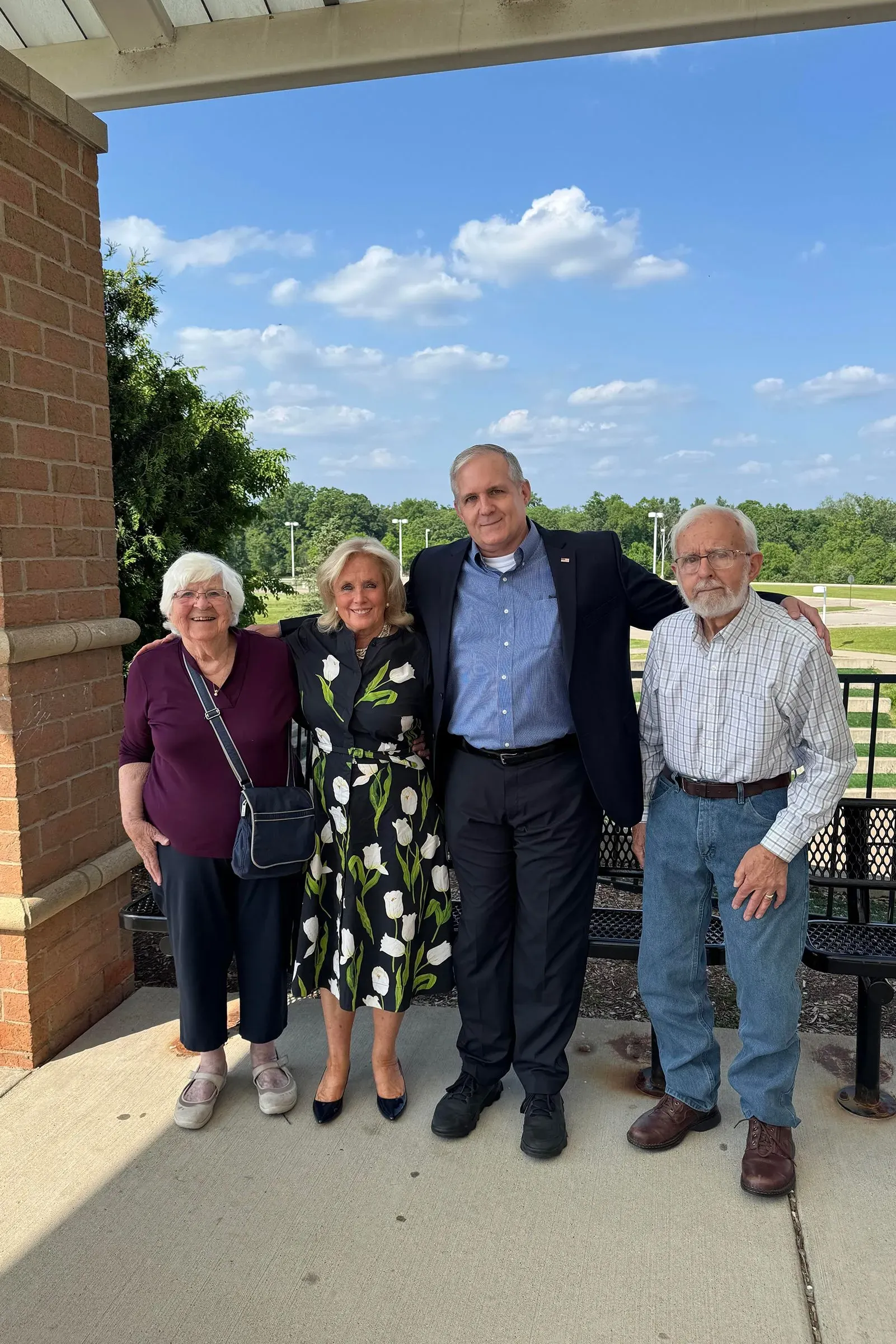 بول ويلان مع عائلته وأصدقاءه في لقاء بعد عودته إلى الولايات المتحدة، مع تعبيرات عن الفرح والتكيف بعد سنوات من الاعتقال.